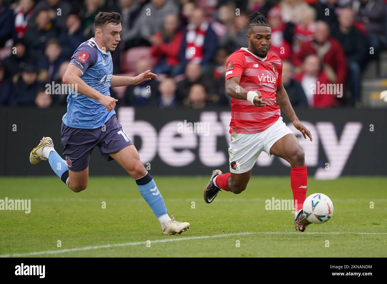 Dominic Poléon, de Ebbsfleet United, a tenté de remporter le deuxième tour de la coupe Emirates FA au Kuflink Stadium, Northfleet. Date de la photo: Dimanche 27 novembre 2022. Banque D'Images