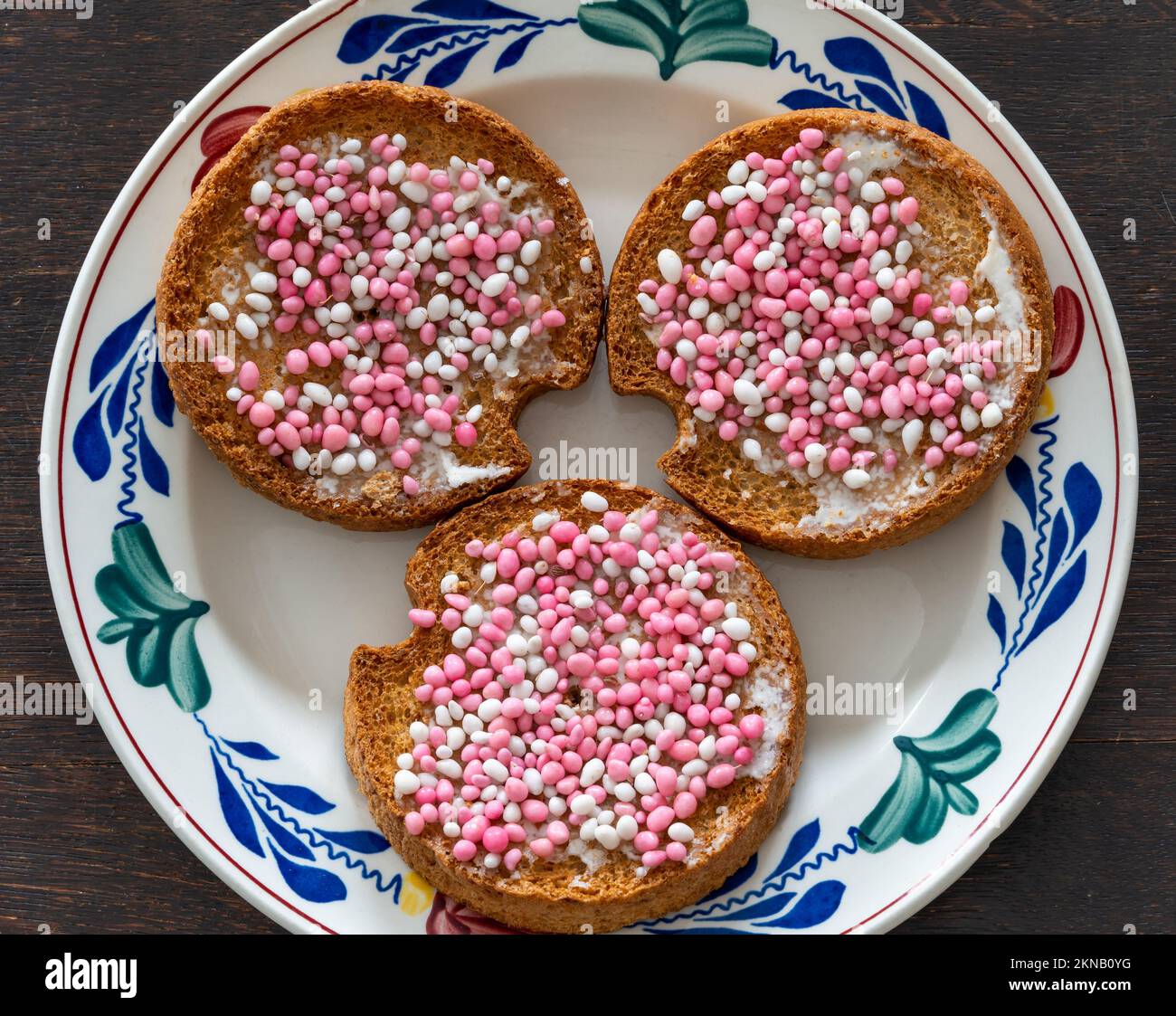 Le traditionnel festin hollandais mangé pour célébrer la naissance d'une petite fille appelée beschuit met muisjes qui se compose de rusk avec des graines d'anis sucrées Banque D'Images