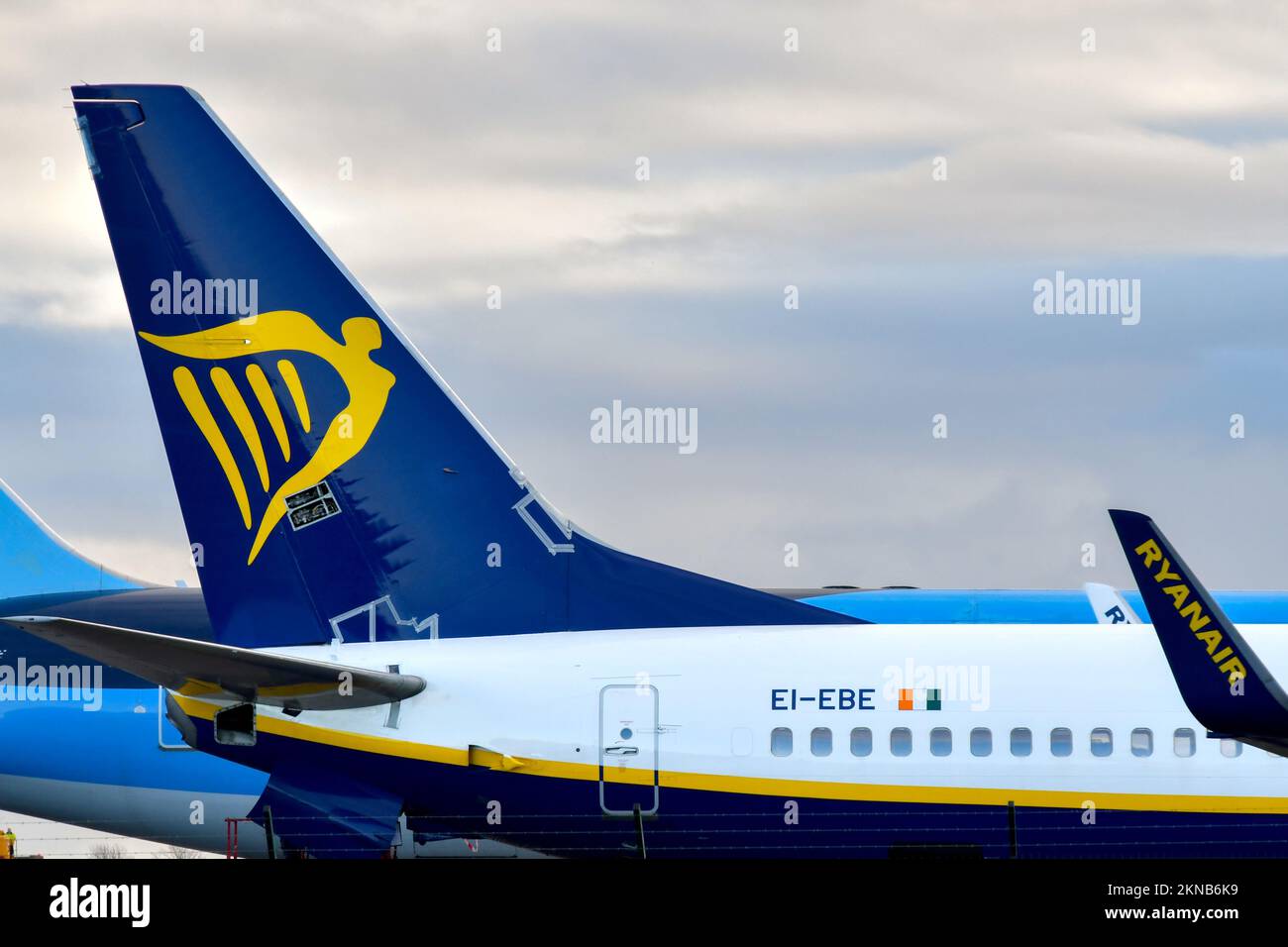 St Athan, pays de Galles - novembre 2022 : nageoire à queue et winglet d'un Boeing 737 Ryanair garés à l'extérieur du hangar de l'installation d'entretien de l'aviation de Caerdav Banque D'Images