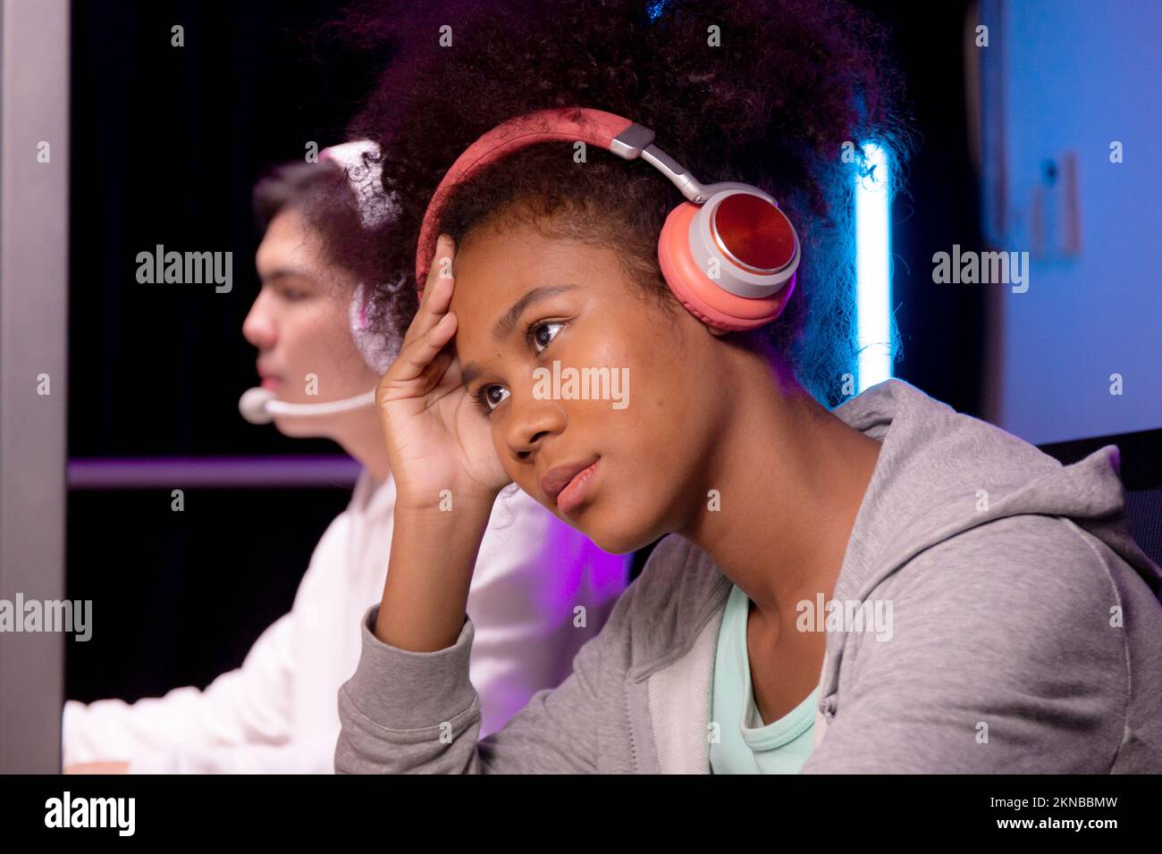 Jeune femme afro-américaine portant un casque jouer à un jeu vidéo et en direct en streaming en ligne tout en défaite et triste à la maison, jeux et esport ou jeu de casting Banque D'Images