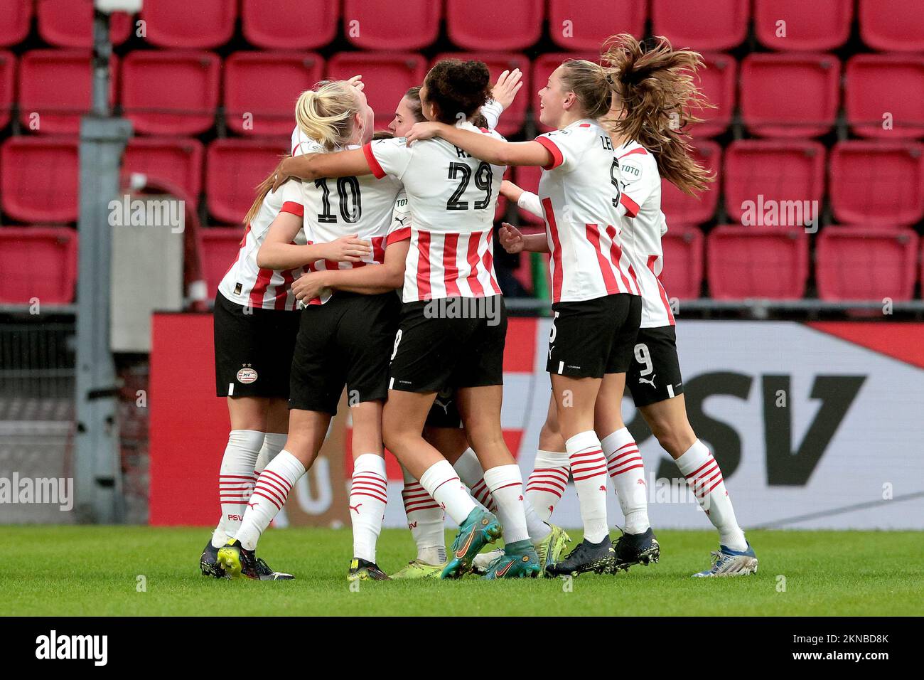 EINDHOVEN - Zera Huiswit du PSV V1 célèbre le 1-0 lors du match des femmes néerlandaises Eredivisie entre les femmes PSV et les femmes Feyenoord au stade Phillips sur 27 novembre 2022 à Eindhoven, pays-Bas. PNA JEROEN PUTMANS Banque D'Images