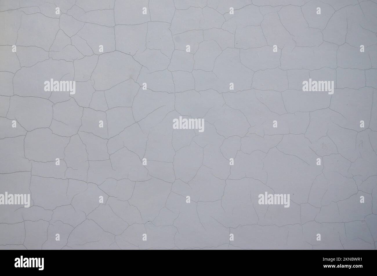 Arrière-plan de vieux mur blanc fissuré. Image horizontale. Mur blanc gris noir, sol avec fond de texture craquelé Banque D'Images