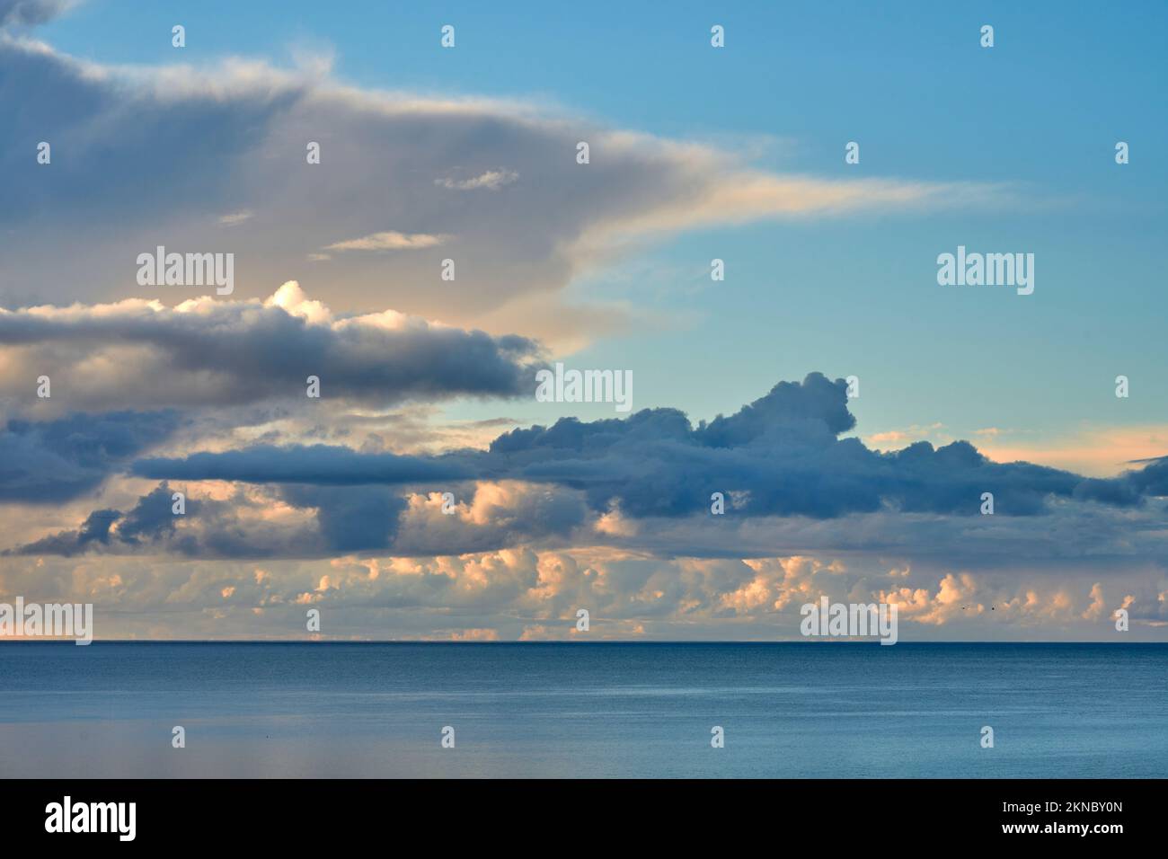 Coucher de soleil avec ciel nuageux spectaculaire à Clifton Beach dans le comté de Galway, partie ouest de la République d'Irlande Banque D'Images