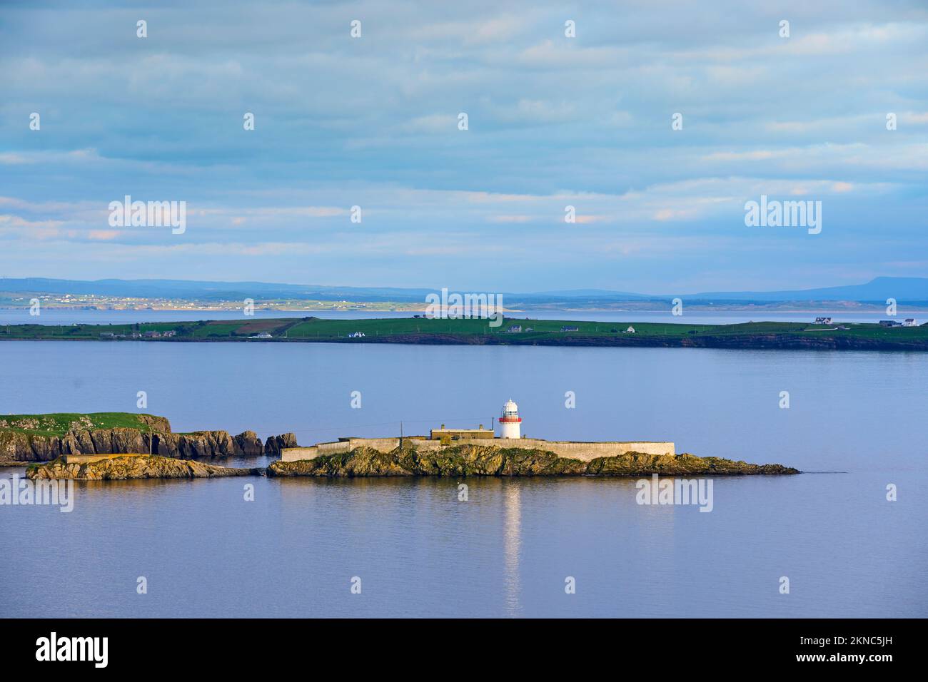 Le phare d'approche de Killybeg marque le fairway à Irelands le plus important port de pêche de Killybeg, comté de Donegal, République d'Irlande Banque D'Images