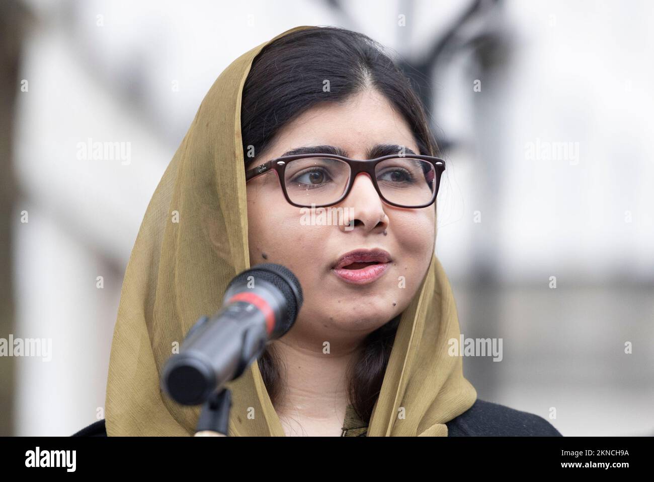 Malala Yousafzai parle lors d'un rassemblement à Westminster, Londres, pour la liberté des femmes et des filles afghanes, organisé par action pour l'Afghanistan. Date de la photo: Dimanche 27 novembre 2022. Banque D'Images