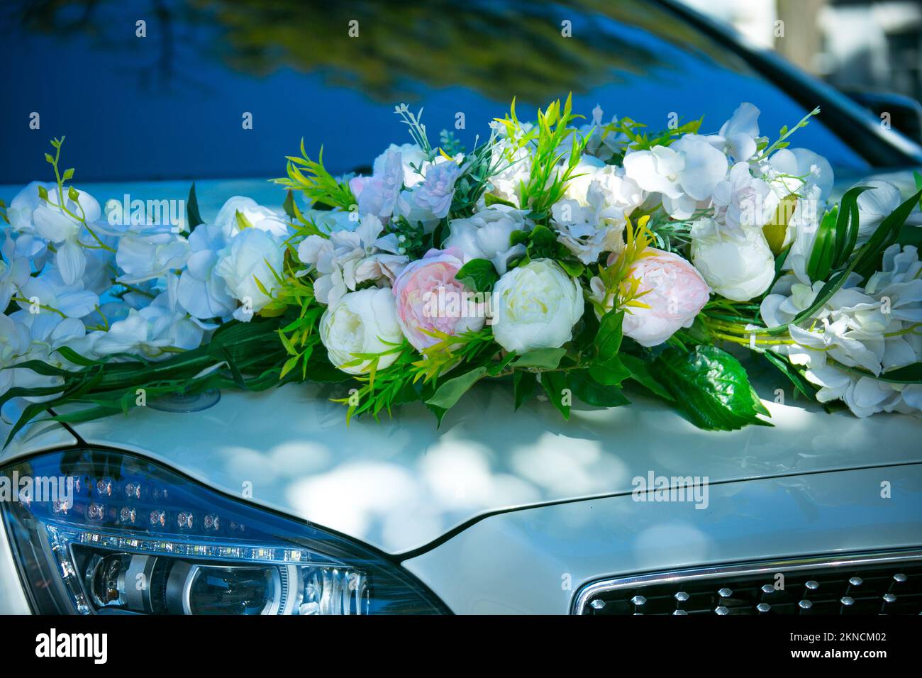 https://c8.alamy.com/compfr/2kncm02/voiture-de-mariage-avec-de-belles-decorations-decoration-fleurie-2kncm02.jpg