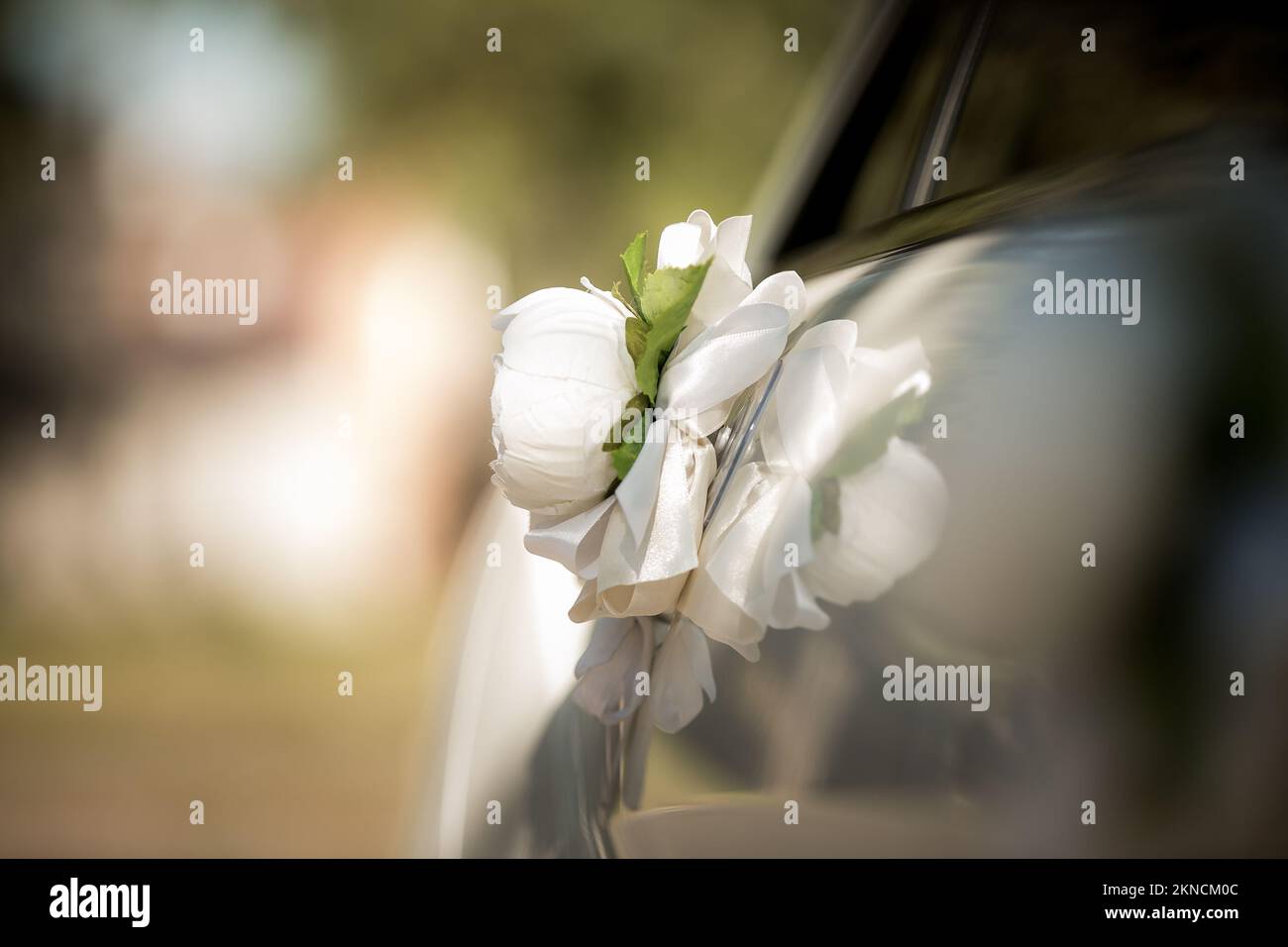 Voiture de mariage avec de belles décorations. Décoration fleurie. Banque D'Images