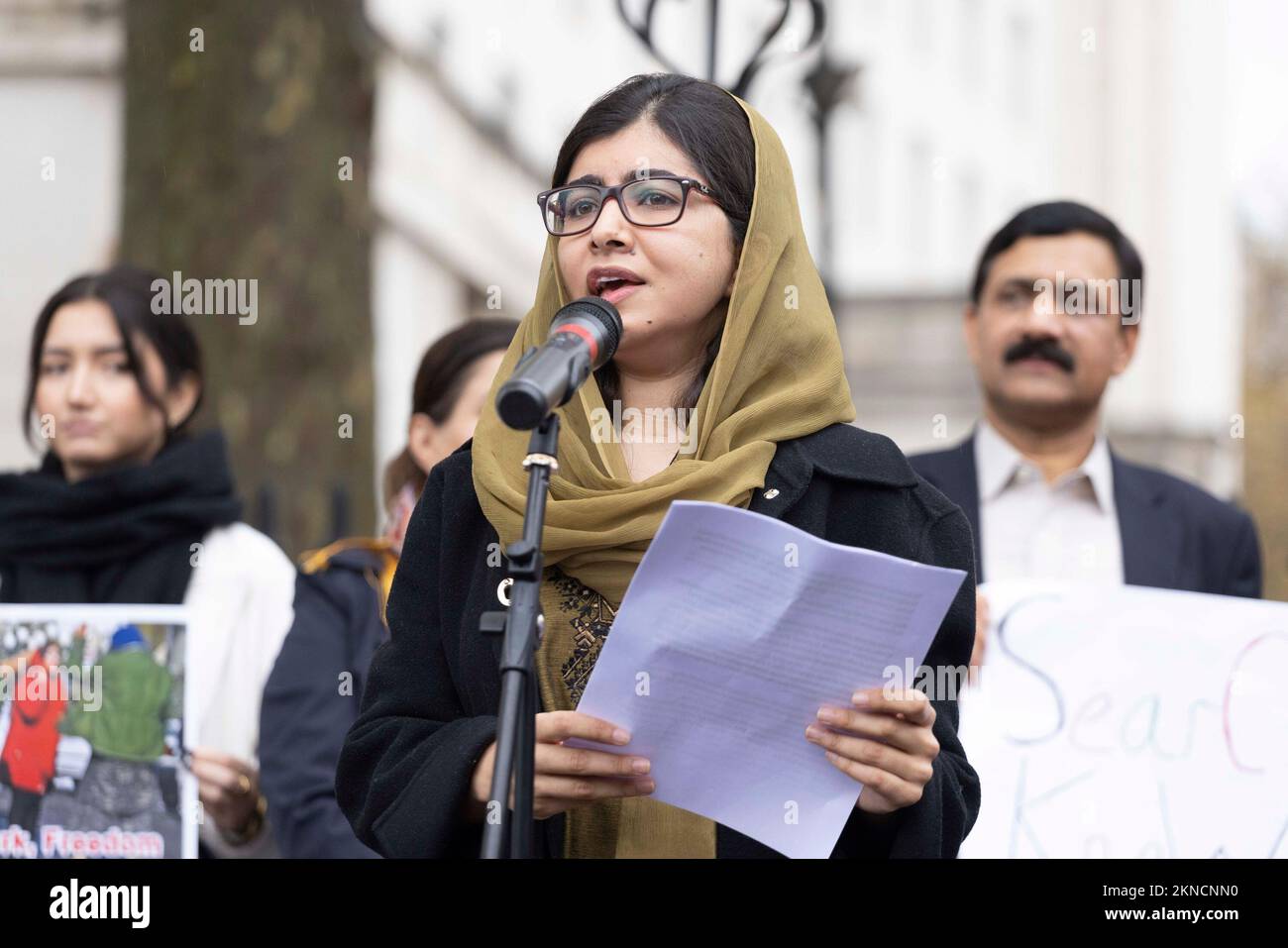 Malala Yousafzai, parle lors d'un rassemblement à Westminster, Londres, pour la liberté des femmes et des filles afghanes, organisé par action pour l'Afghanistan. Date de la photo: Dimanche 27 novembre 2022. Banque D'Images