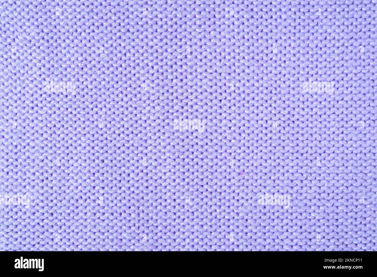 Gros plan en laine tricotée en fil de viscose. Couleur pastel violet laine texture tricots. Arrière-plan en jersey tricoté abstrait. Tissu Banque D'Images