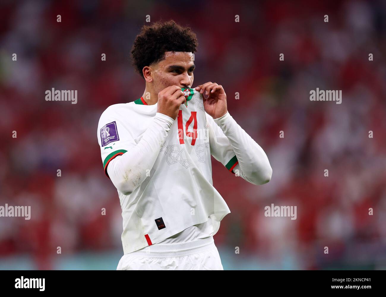 Doha, Qatar. 27th novembre 2022. Zakaria Aboukhlal, du Maroc, embrasse l'écusson du maillot lors du match de la coupe du monde de la FIFA 2022 au stade Al Thumama, Doha. Le crédit photo devrait se lire: David Klein/Sportimage crédit: Sportimage/Alay Live News Banque D'Images