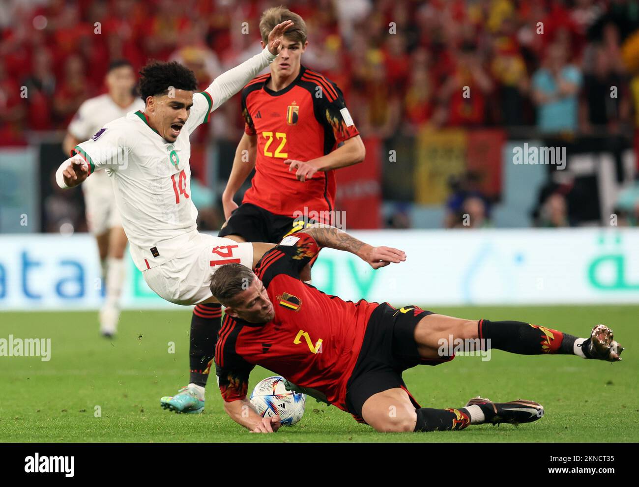 Le Marocain Zakaria Aboukhlal, Toby Alderweireld de Belgique et Charles de Ketelaere de Belgique ont photographié en action lors d'un match de football entre l'équipe nationale belge les Red Devils et le Maroc, dans le Groupe F de la coupe du monde FIFA 2022 au stade Al Thumama, Doha, État du Qatar, le dimanche 27 novembre 2022. BELGA PHOTO BRUNO FAHY Banque D'Images