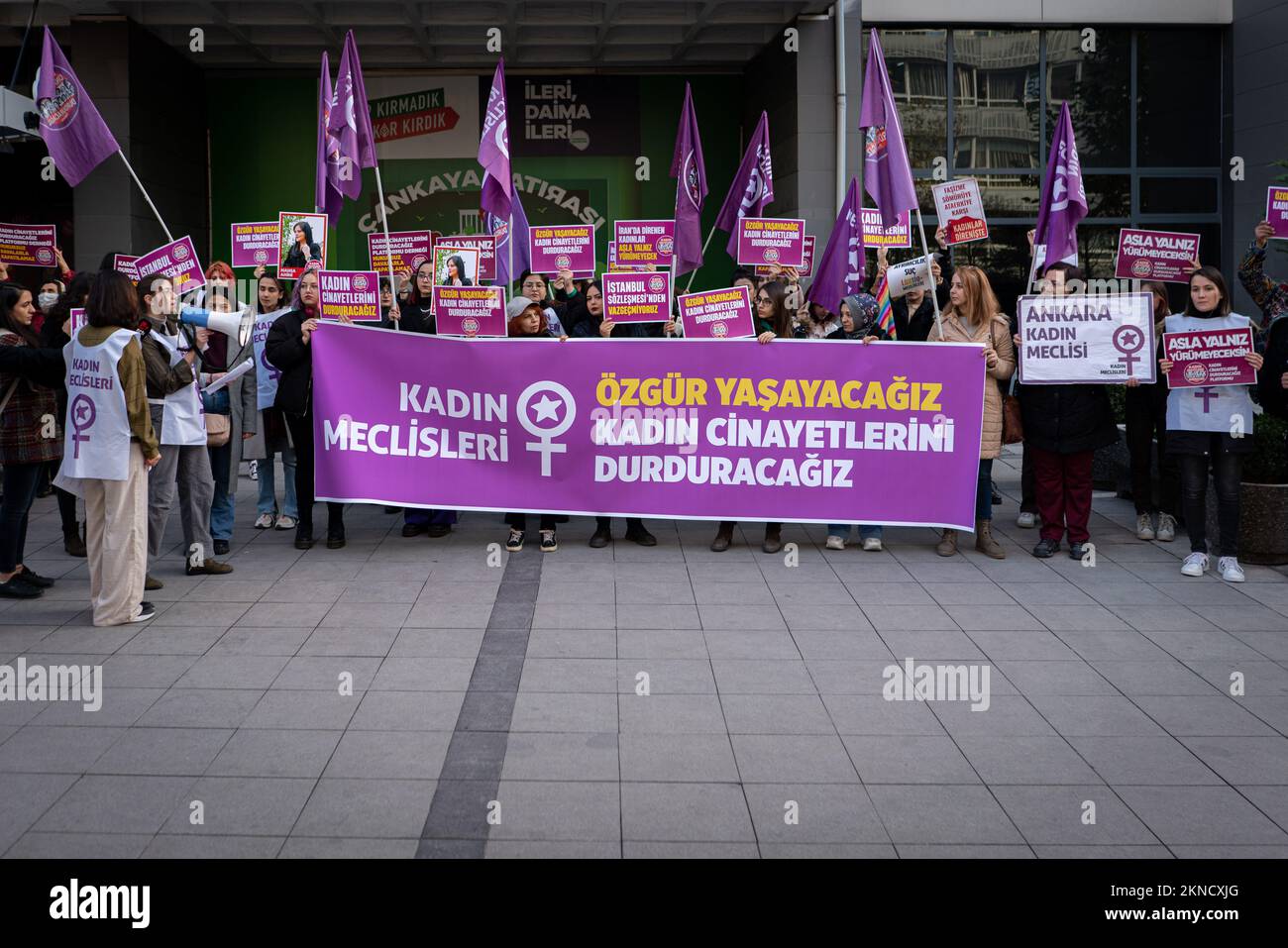 Ankara, Turquie. 27th novembre 2022. Les manifestants tiennent des écriteaux, des drapeaux et une bannière exprimant leur opinion pendant la manifestation. Nous allons mettre fin à l'Assemblée des femmes de la plate-forme des fémicides, qui a organisé une manifestation sur la place Sakarya à l'occasion de la Journée internationale pour l'élimination de la violence à l'égard des femmes. Crédit : SOPA Images Limited/Alamy Live News Banque D'Images