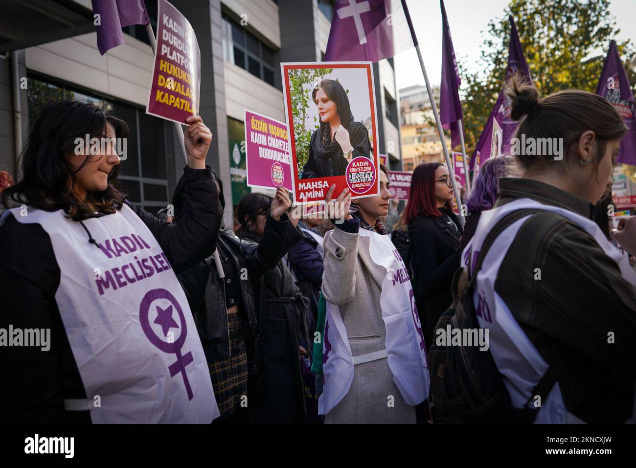 Ankara, Turquie. 27th novembre 2022. Un manifestant tient une photo de Mahsa Amini, qui a été tué par la police morale en Iran pendant la manifestation. Nous allons mettre fin à l'Assemblée des femmes de la plate-forme des fémicides, qui a organisé une manifestation sur la place Sakarya à l'occasion de la Journée internationale pour l'élimination de la violence à l'égard des femmes. Crédit : SOPA Images Limited/Alamy Live News Banque D'Images