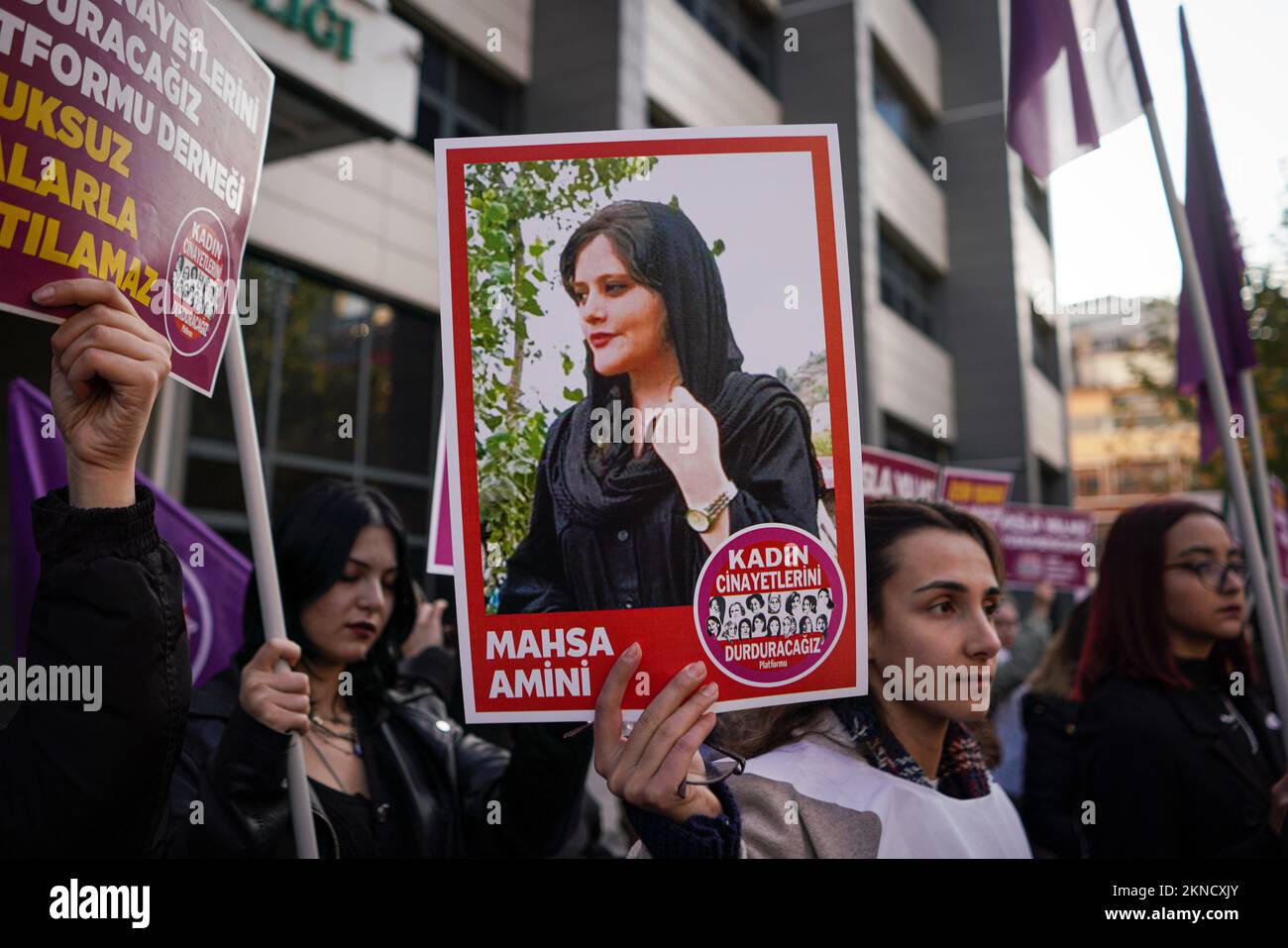 Ankara, Turquie. 27th novembre 2022. Un manifestant tient une photo de Mahsa Amini, qui a été tué par la police morale en Iran pendant la manifestation. Nous allons mettre fin à l'Assemblée des femmes de la plate-forme des fémicides, qui a organisé une manifestation sur la place Sakarya à l'occasion de la Journée internationale pour l'élimination de la violence à l'égard des femmes. Crédit : SOPA Images Limited/Alamy Live News Banque D'Images