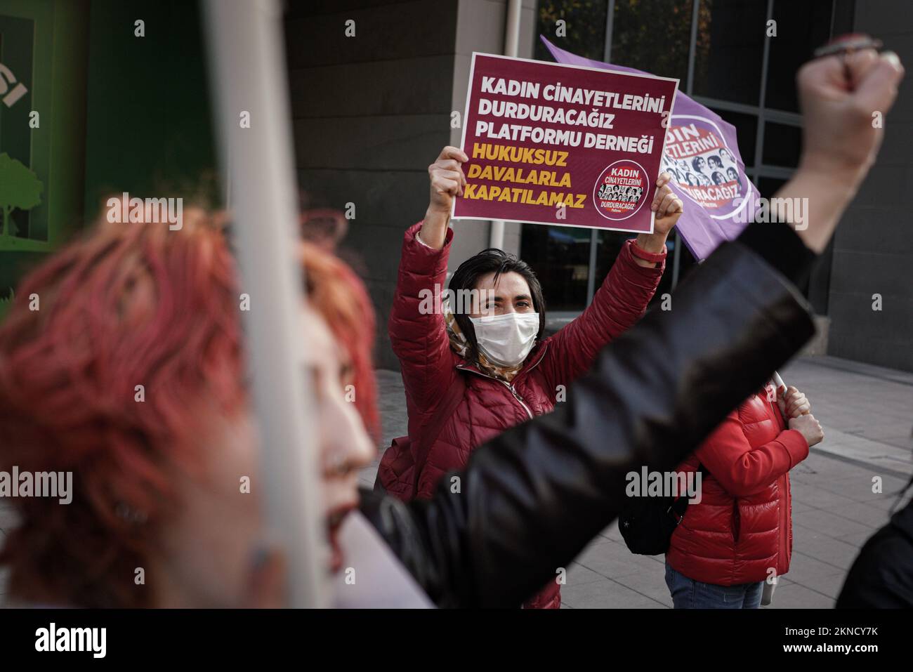 Ankara, Turquie. 27th novembre 2022. Un manifestant tient un écriteau exprimant son opinion au cours de la démonstration. Nous allons mettre fin à l'Assemblée des femmes de la plate-forme des fémicides, qui a organisé une manifestation sur la place Sakarya à l'occasion de la Journée internationale pour l'élimination de la violence à l'égard des femmes. Crédit : SOPA Images Limited/Alamy Live News Banque D'Images