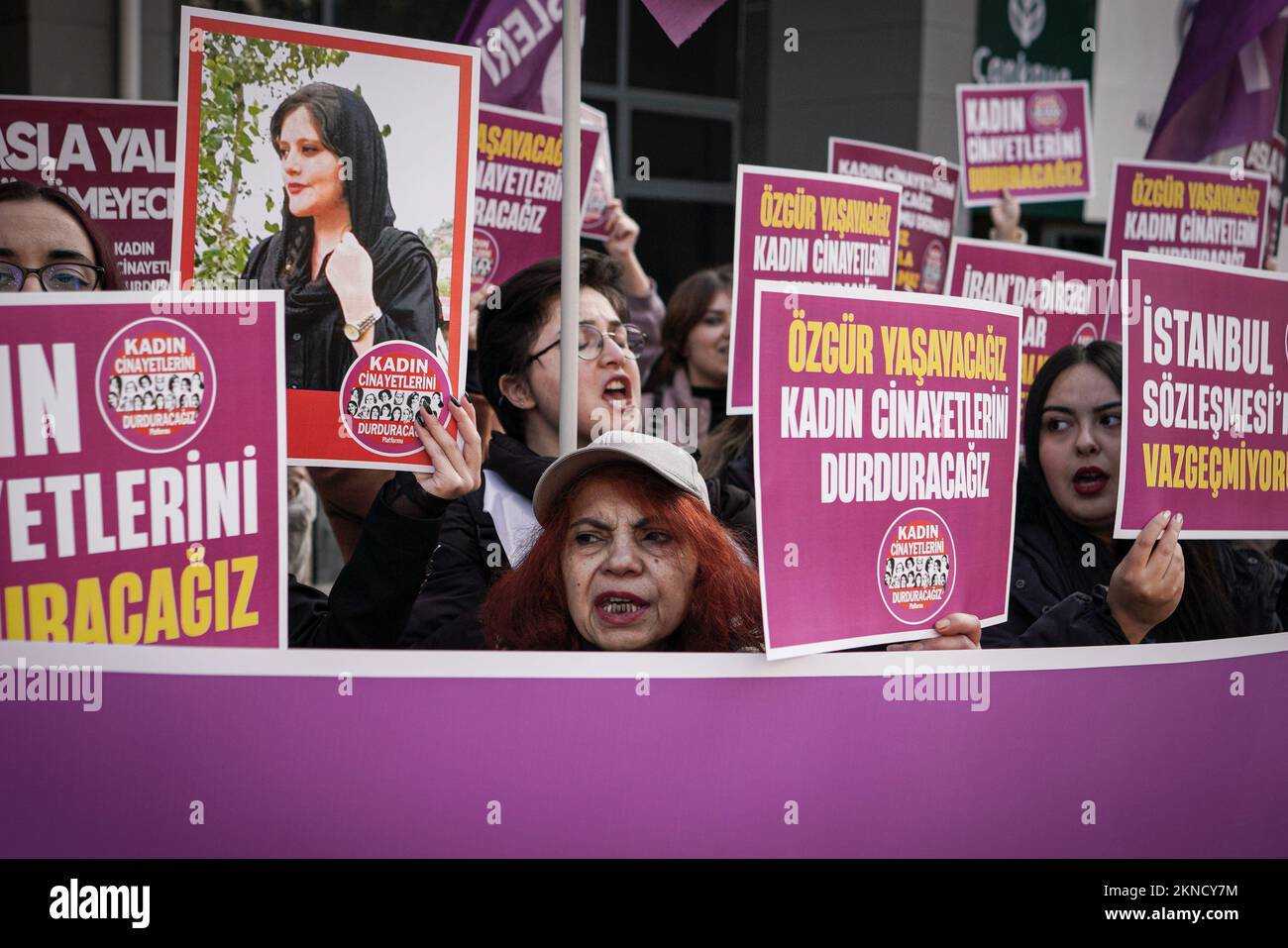Ankara, Turquie. 27th novembre 2022. Les manifestants tiennent des écriteaux et une bannière exprimant leur opinion pendant la manifestation. Nous allons mettre fin à l'Assemblée des femmes de la plate-forme des fémicides, qui a organisé une manifestation sur la place Sakarya à l'occasion de la Journée internationale pour l'élimination de la violence à l'égard des femmes. Crédit : SOPA Images Limited/Alamy Live News Banque D'Images