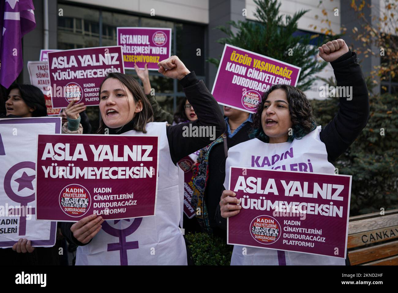Ankara, Turquie. 27th novembre 2022. Les manifestants tiennent des pancartes tout en scandant des slogans pendant la manifestation. Nous allons mettre fin à l'Assemblée des femmes de la plate-forme des fémicides, qui a organisé une manifestation sur la place Sakarya à l'occasion de la Journée internationale pour l'élimination de la violence à l'égard des femmes. (Photo de Tunahan Turhan/SOPA Images/Sipa USA) crédit: SIPA USA/Alay Live News Banque D'Images