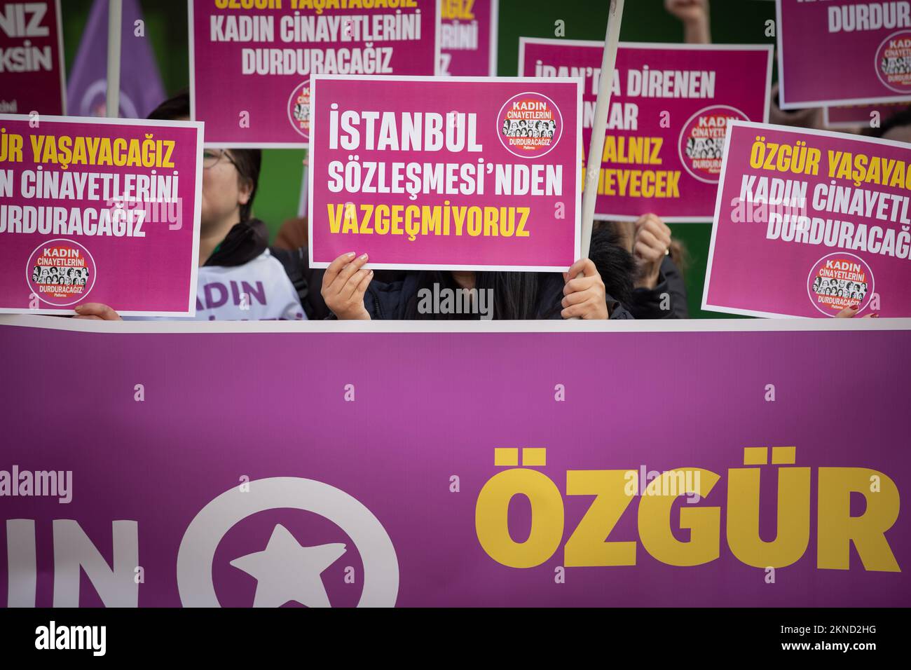 Ankara, Turquie. 27th novembre 2022. Les manifestants tiennent des écriteaux et une bannière exprimant leur opinion pendant la manifestation. Nous allons mettre fin à l'Assemblée des femmes de la plate-forme des fémicides, qui a organisé une manifestation sur la place Sakarya à l'occasion de la Journée internationale pour l'élimination de la violence à l'égard des femmes. (Photo de Tunahan Turhan/SOPA Images/Sipa USA) crédit: SIPA USA/Alay Live News Banque D'Images