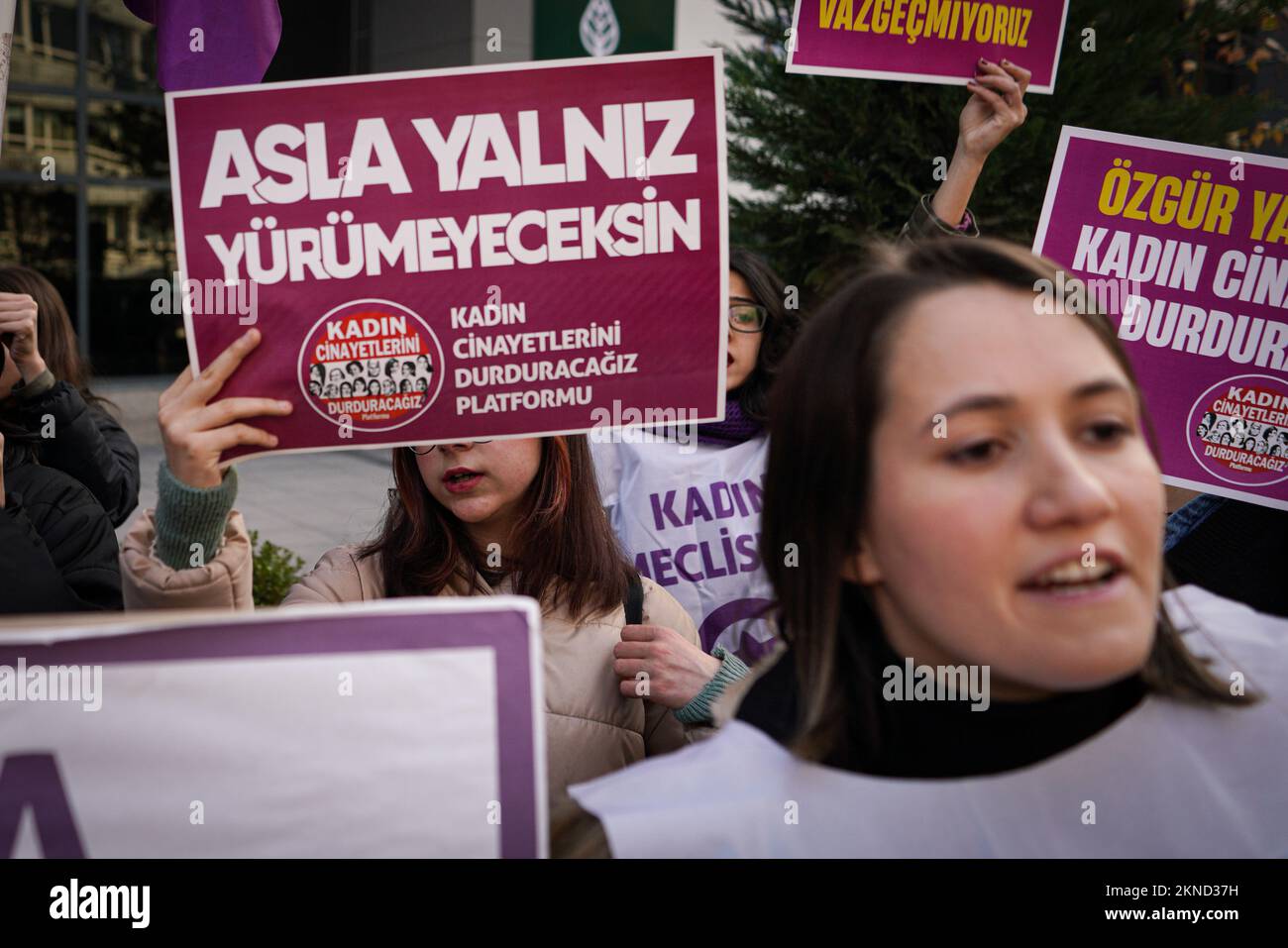 Ankara, Turquie. 27th novembre 2022. Un manifestant tient un écriteau qui indique « vous ne marchera jamais seul » pendant la démonstration. Nous allons mettre fin à l'Assemblée des femmes de la plate-forme des fémicides, qui a organisé une manifestation sur la place Sakarya à l'occasion de la Journée internationale pour l'élimination de la violence à l'égard des femmes. (Photo de Tunahan Turhan/SOPA Images/Sipa USA) crédit: SIPA USA/Alay Live News Banque D'Images