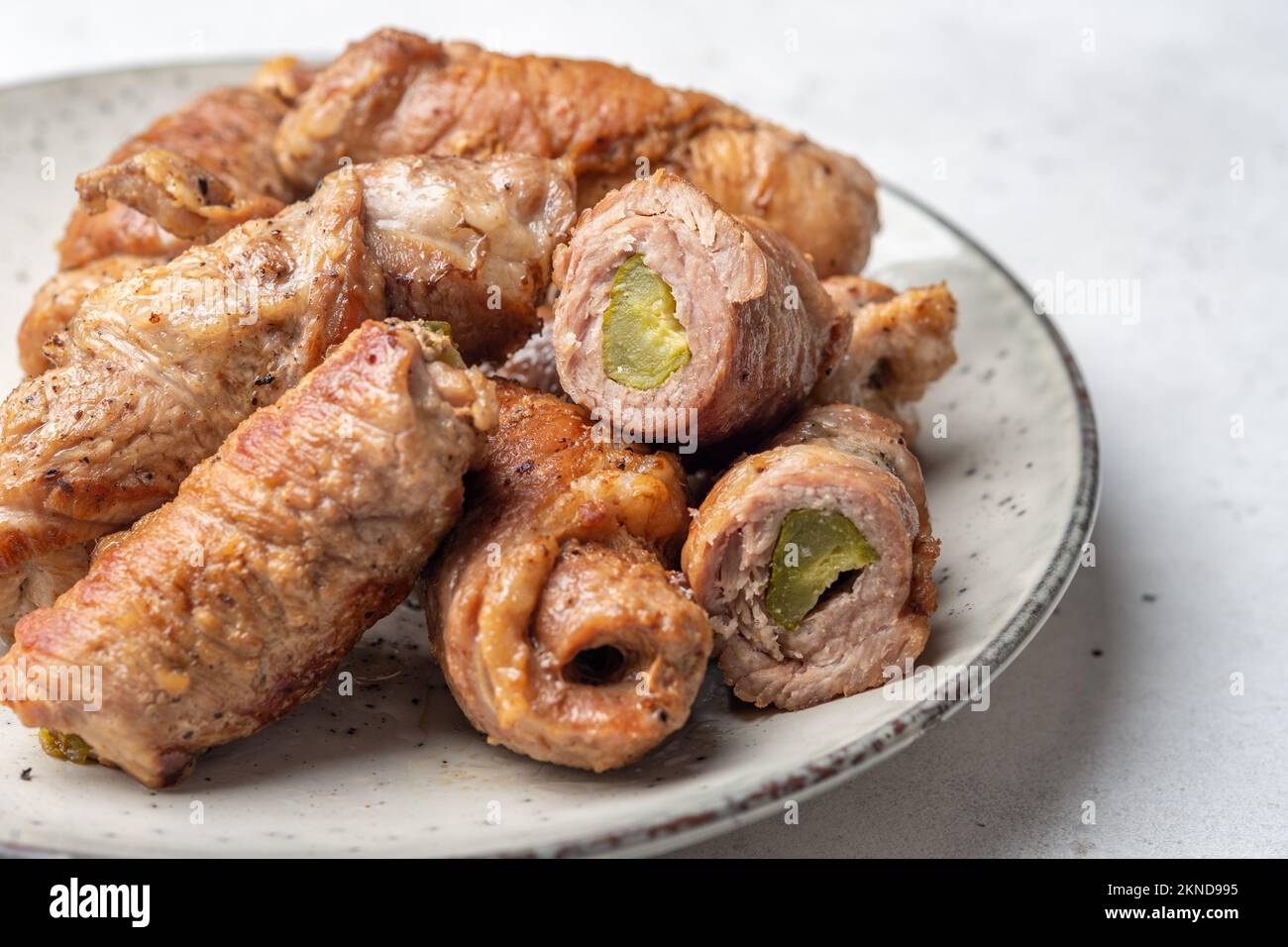 Petits pains à la viande farcis à la moutarde et au concombre mariné braisé dans de la sauce Banque D'Images