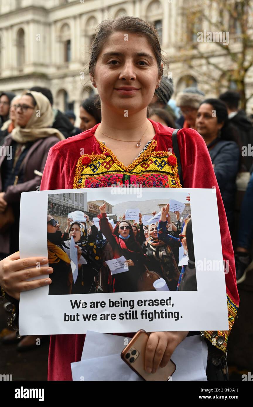 Downing Street, Londres, Royaume-Uni. 27th novembre 2022. Environ 50 manifestants et quelques femmes et filles afghanes protestent pour la libération de Zarifa, Parveen, Hamira et Farhat. Les femmes et les filles afghanes vivent dans une prison virtuelle sous le régime misogyne et brutal des Taliban. Crédit : voir Li/Picture Capital/Alamy Live News Banque D'Images