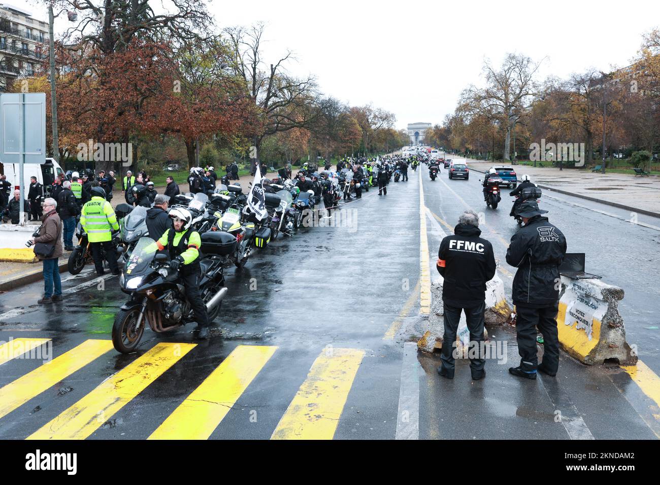 Des centaines de motards se sont rassemblés sur l'avenue Foch pour