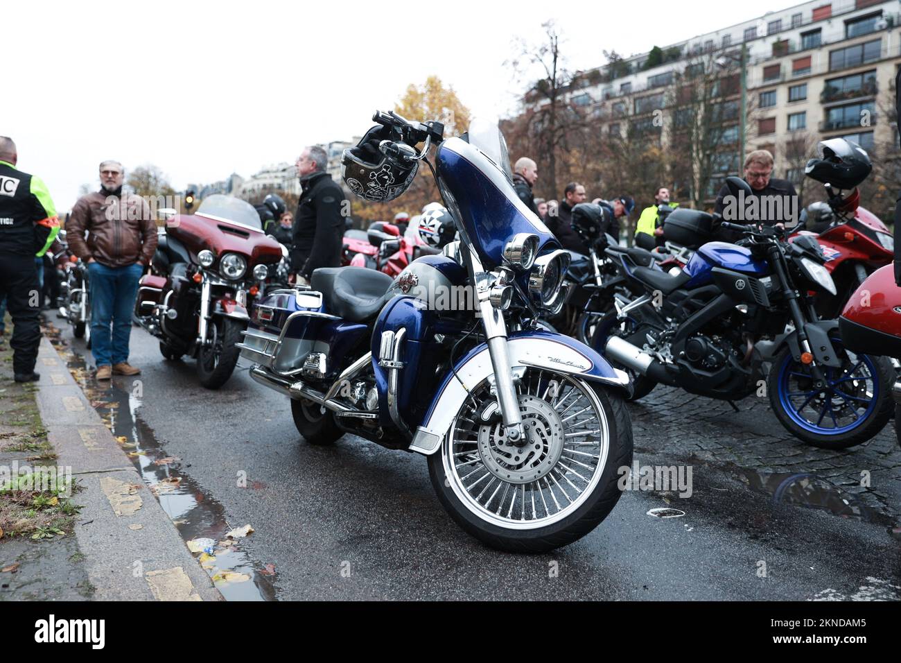 Des centaines de motards se sont rassemblés sur l'avenue Foch pour