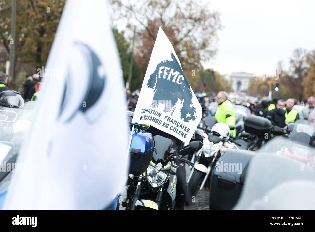 Des centaines de motards se sont rassemblés sur l'avenue Foch pour