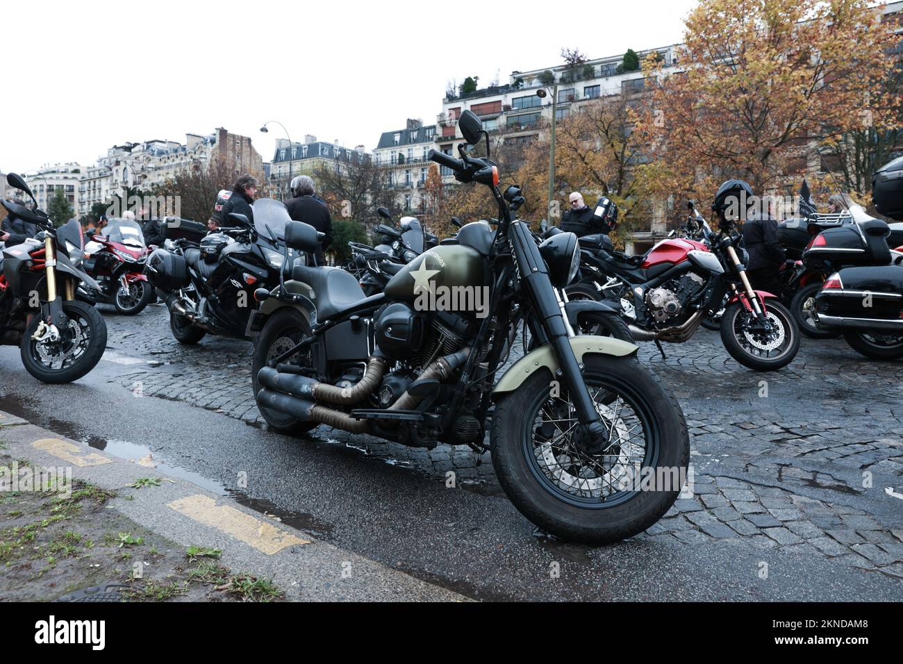 Des centaines de motards se sont rassemblés sur l'avenue Foch pour