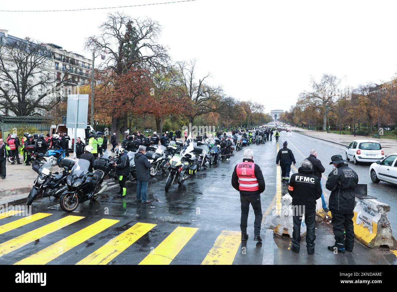 Des centaines de motards se sont rassemblés sur l'avenue Foch pour
