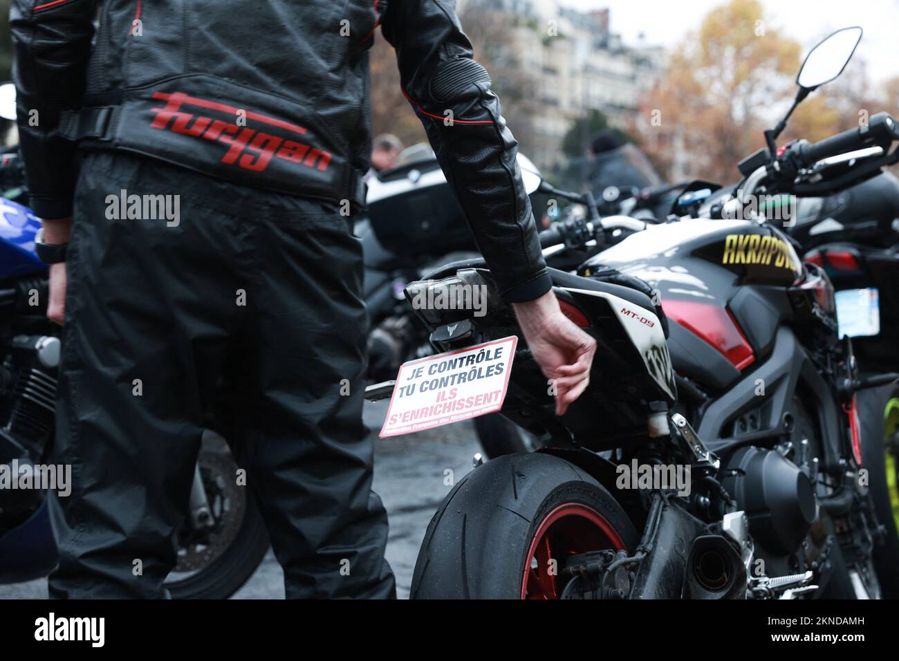 Des centaines de motards se sont rassemblés sur l'avenue Foch pour