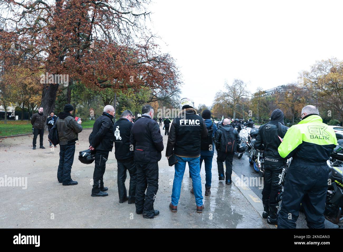 Des centaines de motards se sont rassemblés sur l'avenue Foch pour