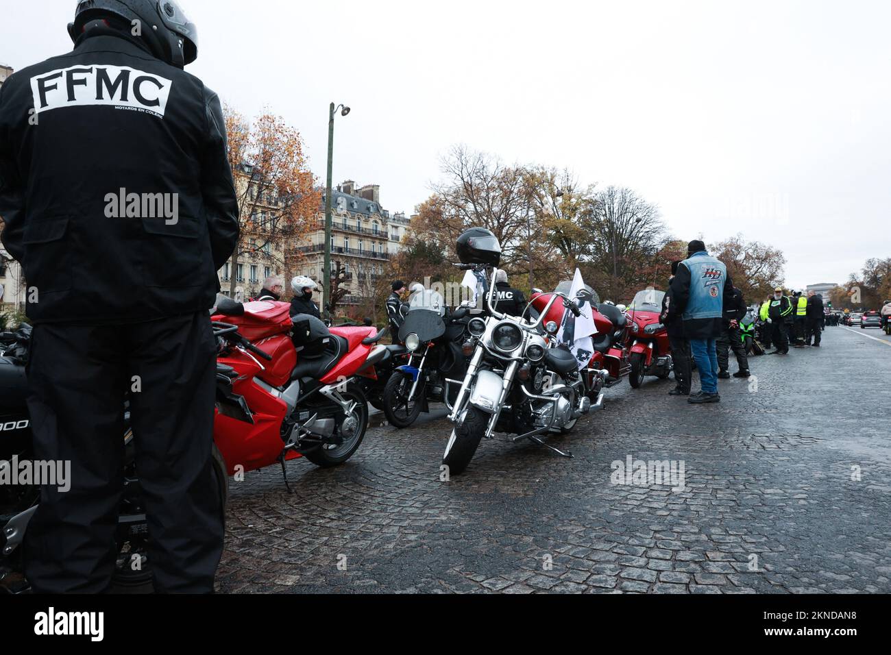 Des centaines de motards se sont rassemblés sur l'avenue Foch pour