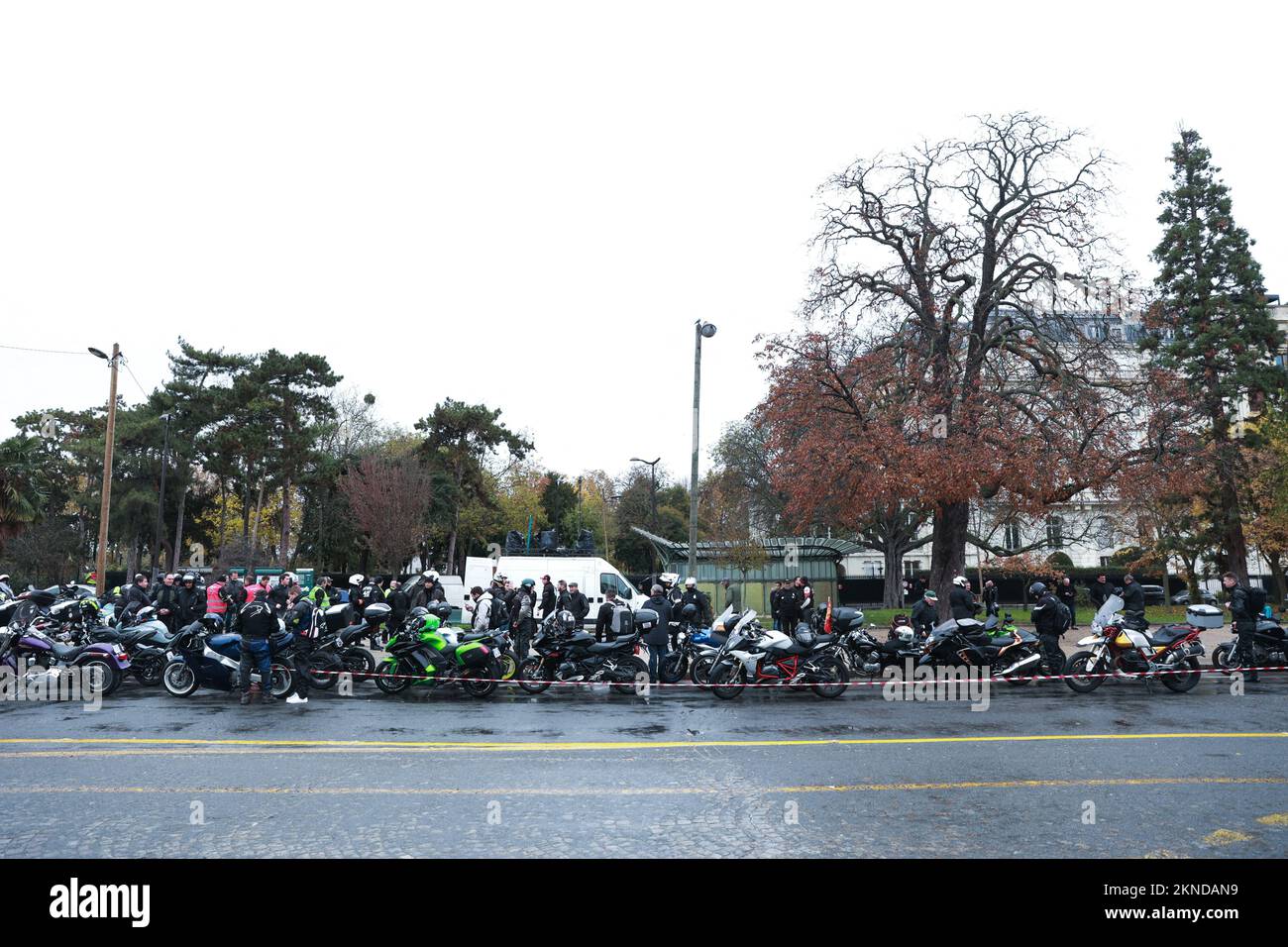 Des centaines de motards se sont rassemblés sur l'avenue Foch pour