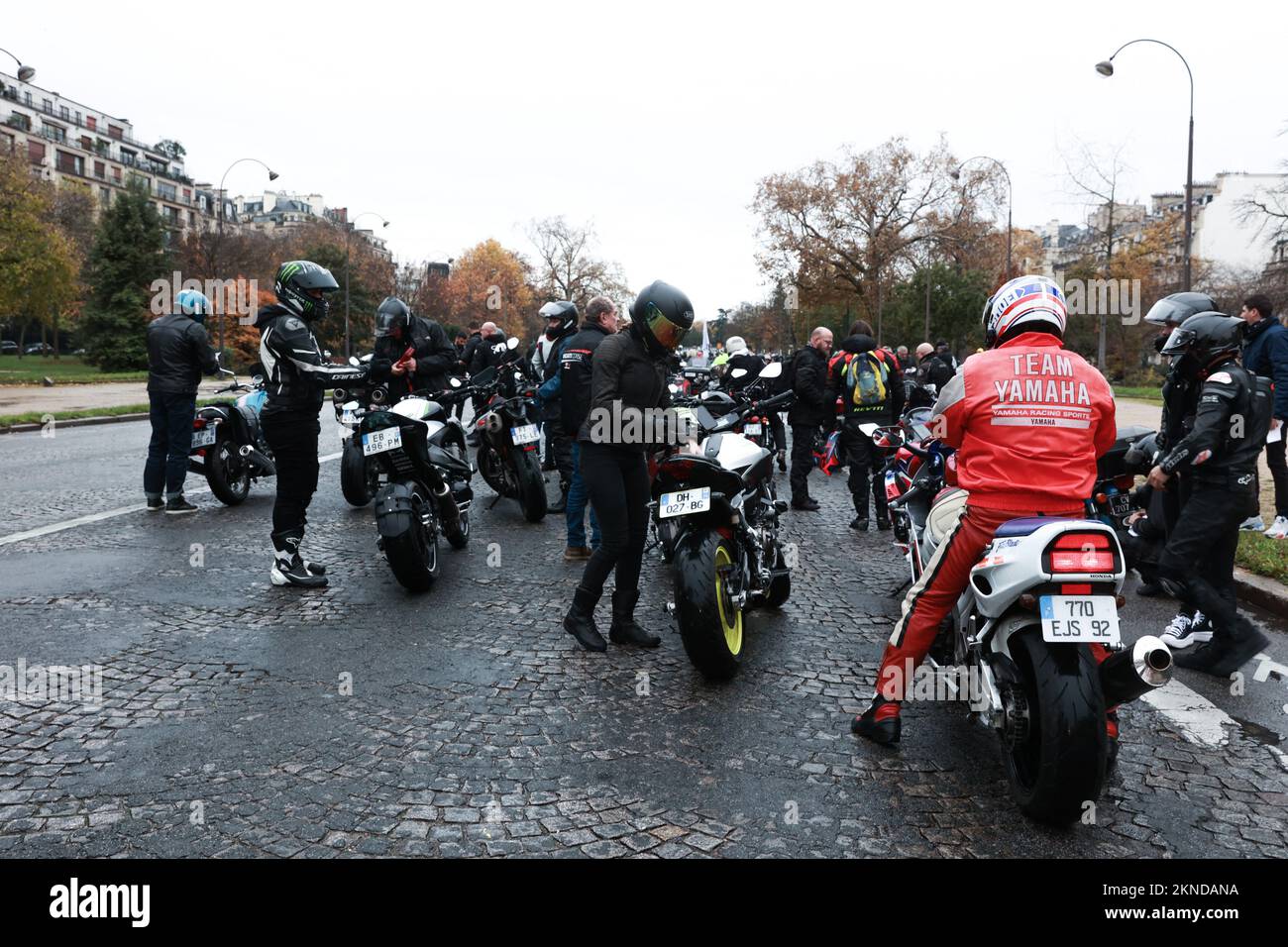 Des centaines de motards se sont rassemblés sur l'avenue Foch pour