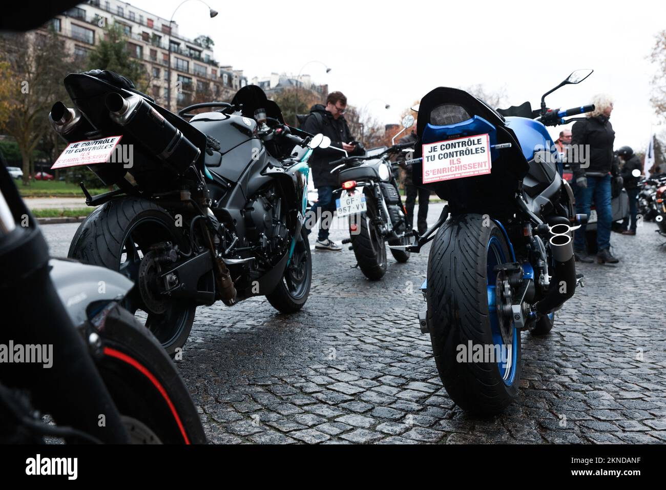Des centaines de motards se sont rassemblés sur l'avenue Foch pour