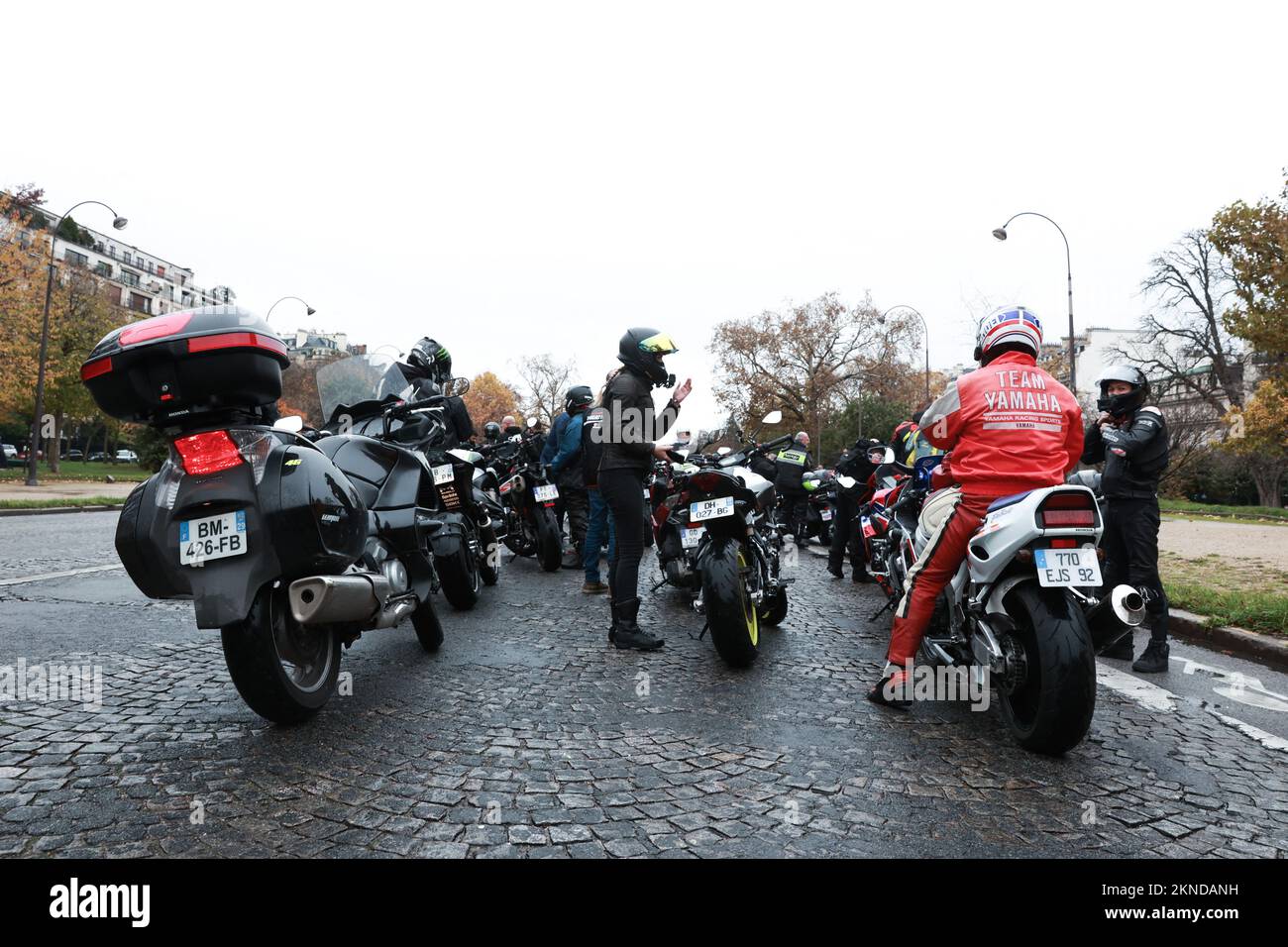 Des centaines de motards se sont rassemblés sur l'avenue Foch pour