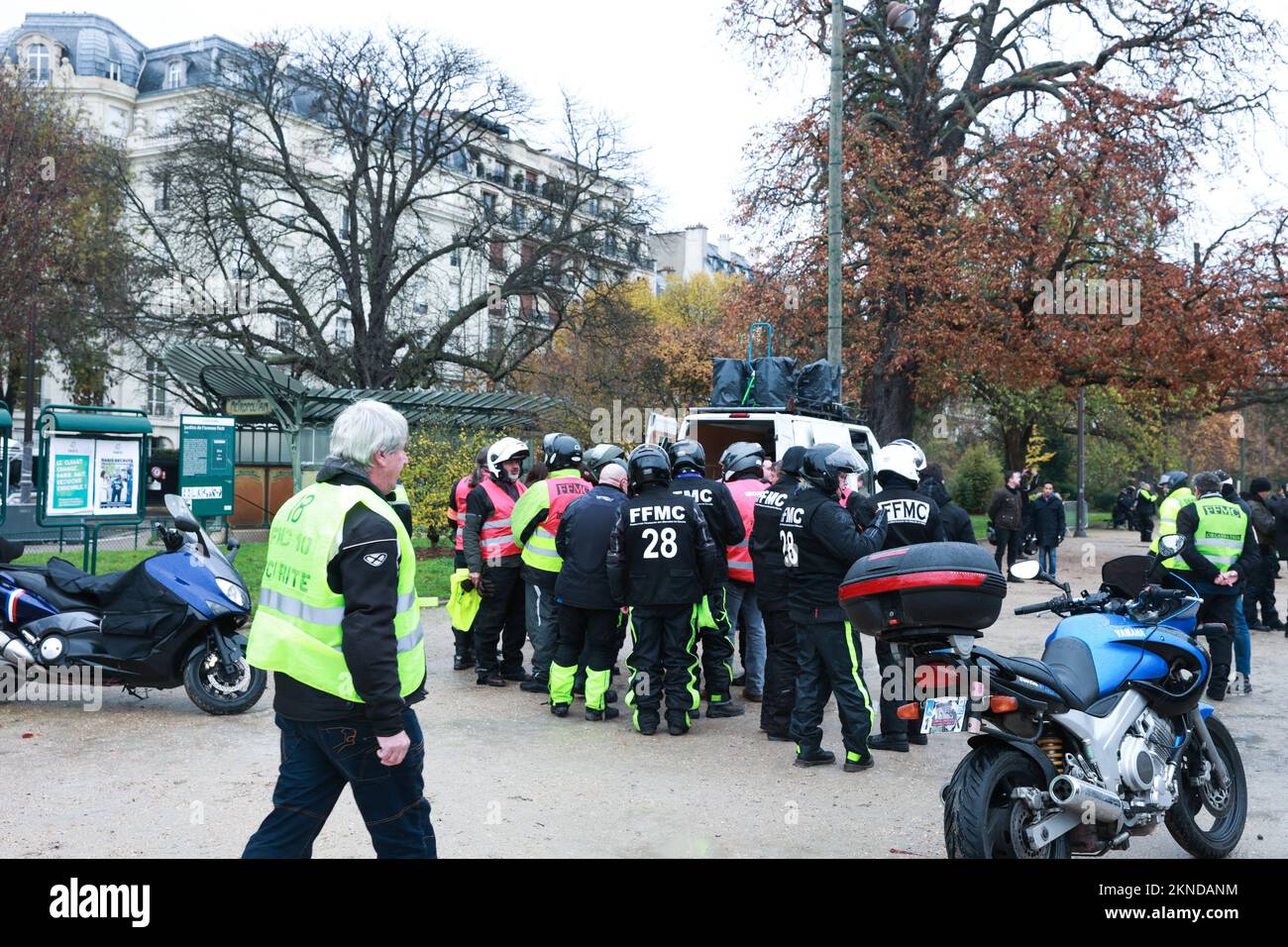 Des centaines de motards se sont rassemblés sur l'avenue Foch pour