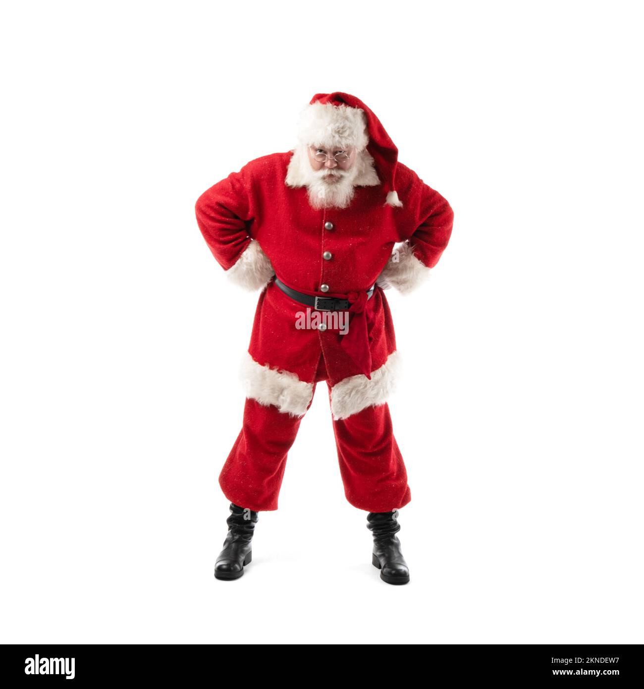Vous vous êtes bien comporté cette année ? Le Père Noël sérieux regarde la caméra avec un visage concentré calme et confiant isolé sur fond blanc Banque D'Images