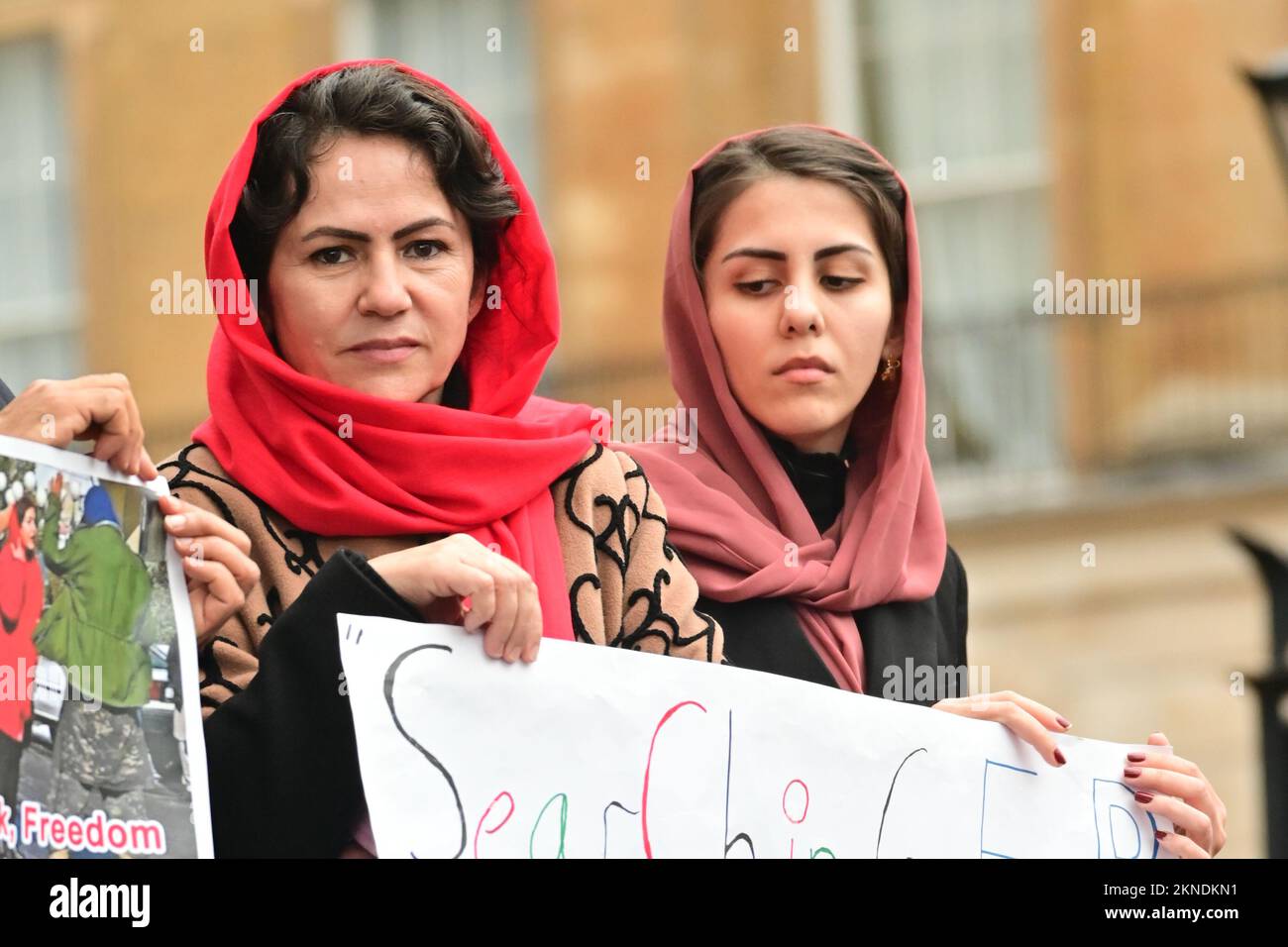 Downing Street, Londres, Royaume-Uni. 27th novembre 2022. Président Fawzia Koofi, rassemblement pour protester contre la libération de Zarifa, Parveen, Hamira et Farhat. Les femmes et les filles afghanes vivent dans une prison virtuelle sous le régime misogyne et brutal des Taliban. Crédit : voir Li/Picture Capital/Alamy Live News Banque D'Images