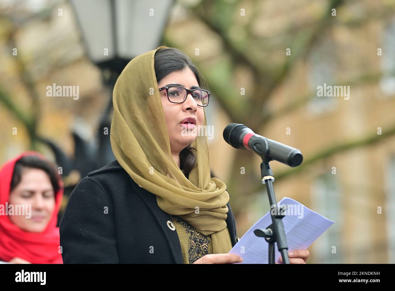 Downing Street, Londres, Royaume-Uni. 27th novembre 2022. Le Président Malala Yousafzai proteste pour la libération de Zarifa, Parveen, Hamira et Farhat. Les femmes et les filles afghanes vivent dans une prison virtuelle sous le régime misogyne et brutal des Taliban. Crédit : voir Li/Picture Capital/Alamy Live News Banque D'Images