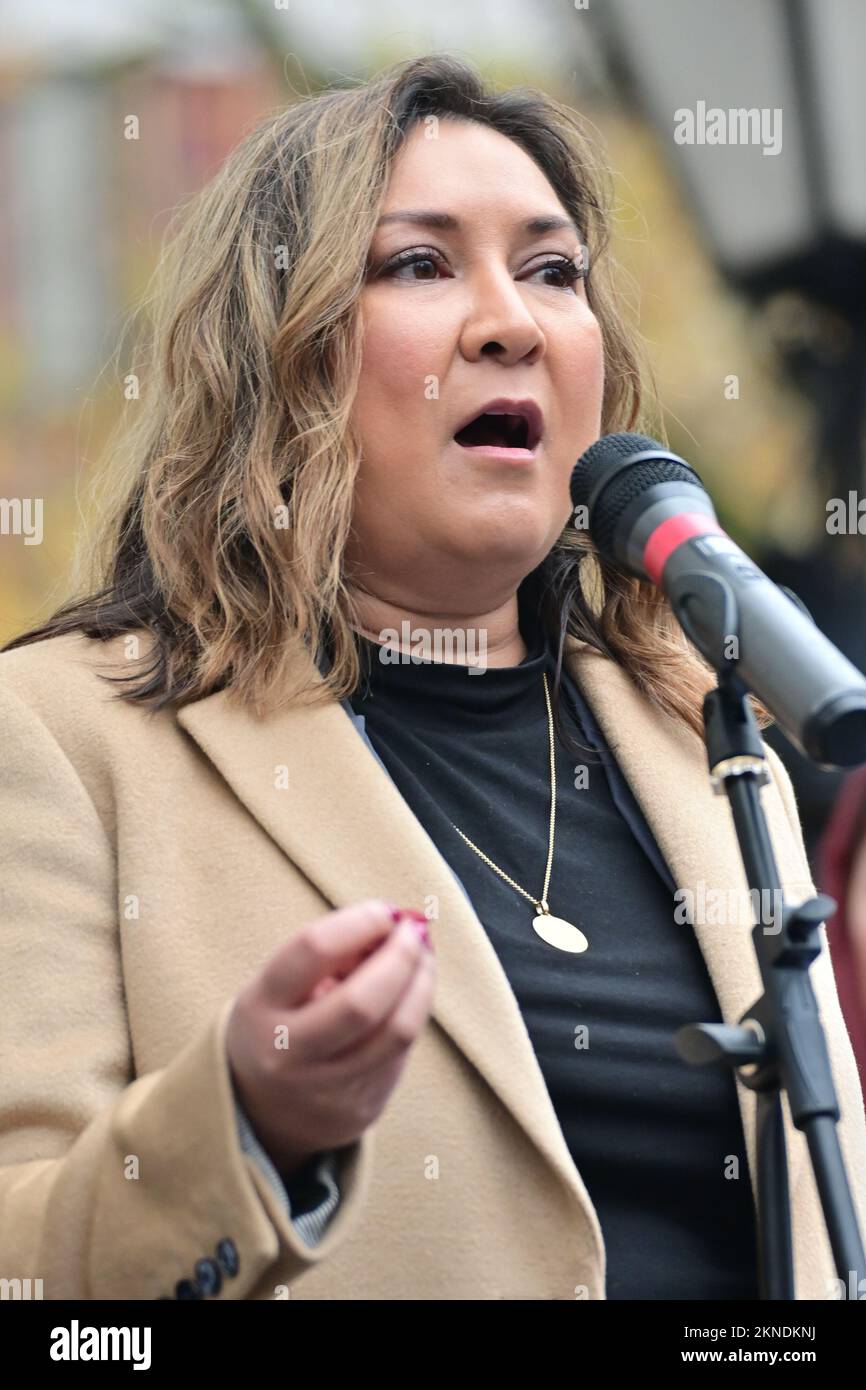 Downing Street, Londres, Royaume-Uni. 27th novembre 2022. Rassemblement des orateurs pour protester contre la libération de Zarifa, Parveen, Hamira et Farhat. Les femmes et les filles afghanes vivent dans une prison virtuelle sous le régime misogyne et brutal des Taliban. Crédit : voir Li/Picture Capital/Alamy Live News Banque D'Images