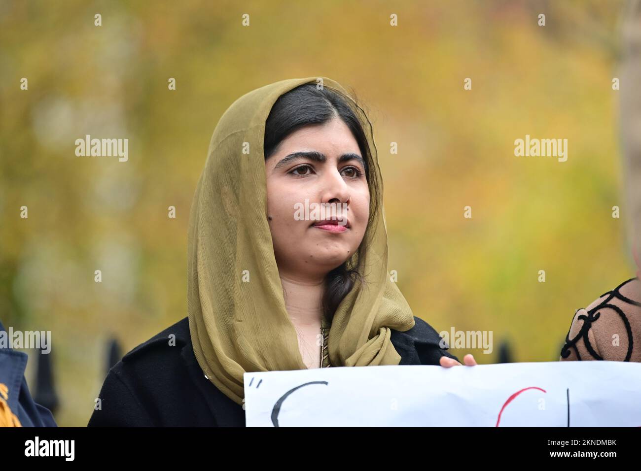Downing Street, Londres, Royaume-Uni. 27th novembre 2022. Le Président Malala Yousafzai proteste pour la libération de Zarifa, Parveen, Hamira et Farhat. Les femmes et les filles afghanes vivent dans une prison virtuelle sous le régime misogyne et brutal des Taliban. Crédit : voir Li/Picture Capital/Alamy Live News Banque D'Images