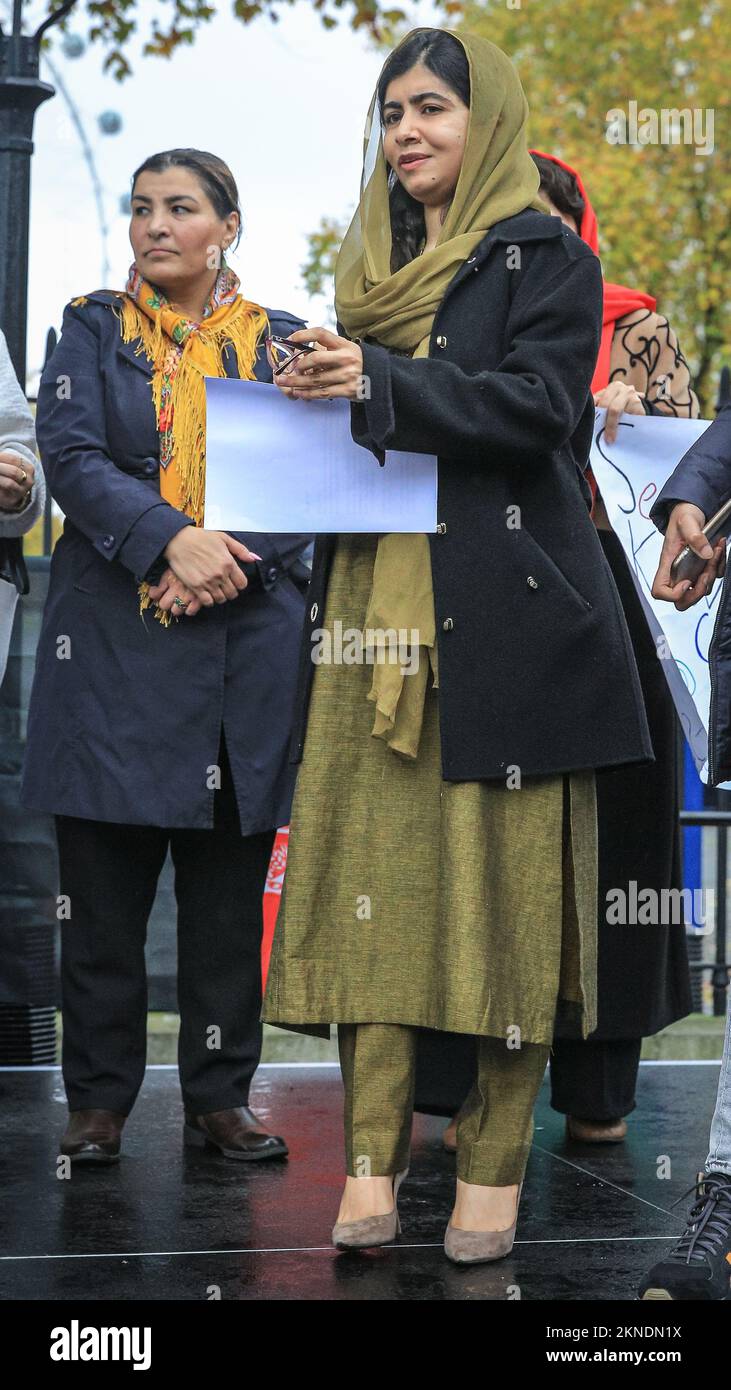 Londres, Royaume-Uni. 27th novembre 2022. Malala Yousafzai, lauréate du prix Nobel de la paix, militante des droits de l'homme et militante de l'éducation des femmes, (front), avec Horia Mosadiq, militante afghane des droits de l'homme (back) . La Marche pour la liberté pour les femmes et les filles afghanes la liberté et l'éducation sont organisées par Stand4NRF et la Marche pour les femmes. Il progresse de Hyde Park à Downing Street, où plusieurs orateurs prennent sur scène pour parler des droits et libertés des femmes afghanes. Credit: Imagetraceur/Alamy Live News Banque D'Images