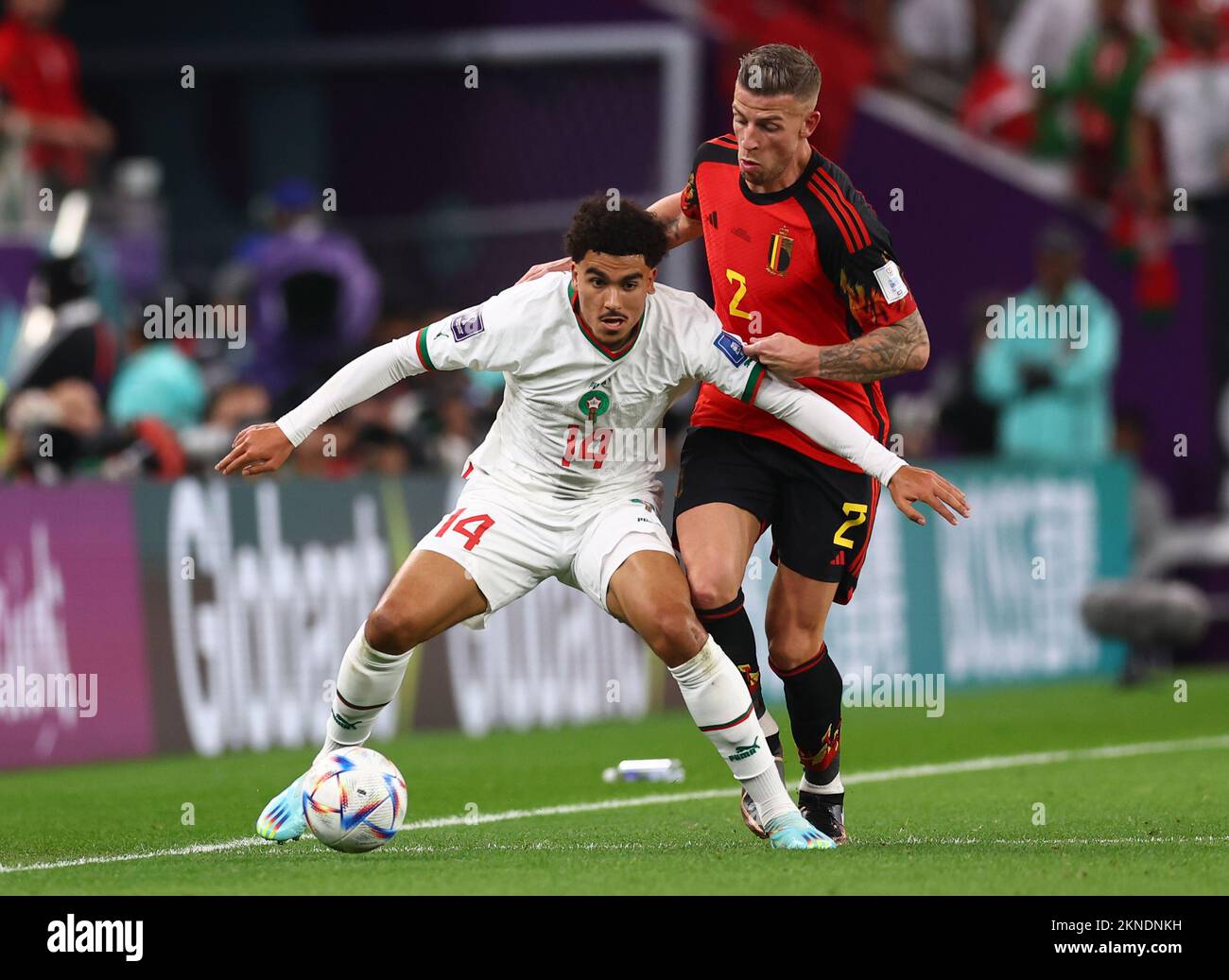 Doha, Qatar. 27th novembre 2022. Zakaria Aboukhlal, du Maroc, s'éloigne de Toby Alderweireld, de Belgique, lors du match de la coupe du monde de la FIFA 2022 au stade Al Thumama, à Doha. Le crédit photo devrait se lire: David Klein/Sportimage crédit: Sportimage/Alay Live News Banque D'Images