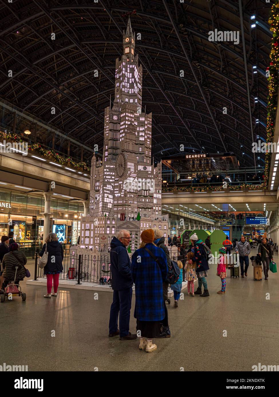 St Pancras Station Christmas Treet 2022 - créé avec le Princes Trust, l'arbre de 33 mètres abrite des bâtiments et des monuments londoniens. Banque D'Images