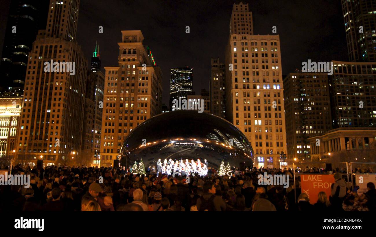 CHICAGO, ILLINOIS, ÉTATS-UNIS - DEC 12, 2015: Sculpture géante en forme de haricot Cloud Gate en plein air, ses surfaces réfléchissantes toujours offrir nouveau Banque D'Images