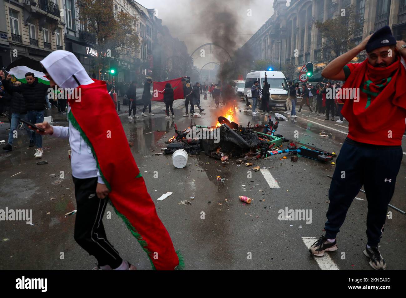 L'illustration montre des incidents lors des célébrations des supporters marocains et des forces de police présents dans le centre de Bruxelles, lors d'un match de football entre l'équipe nationale belge les Red Devils et le Maroc, dans le groupe F de la coupe du monde FIFA 2022, le dimanche 27 novembre 2022. BELGA PHOTO NICOLAS MATERLINCK Banque D'Images