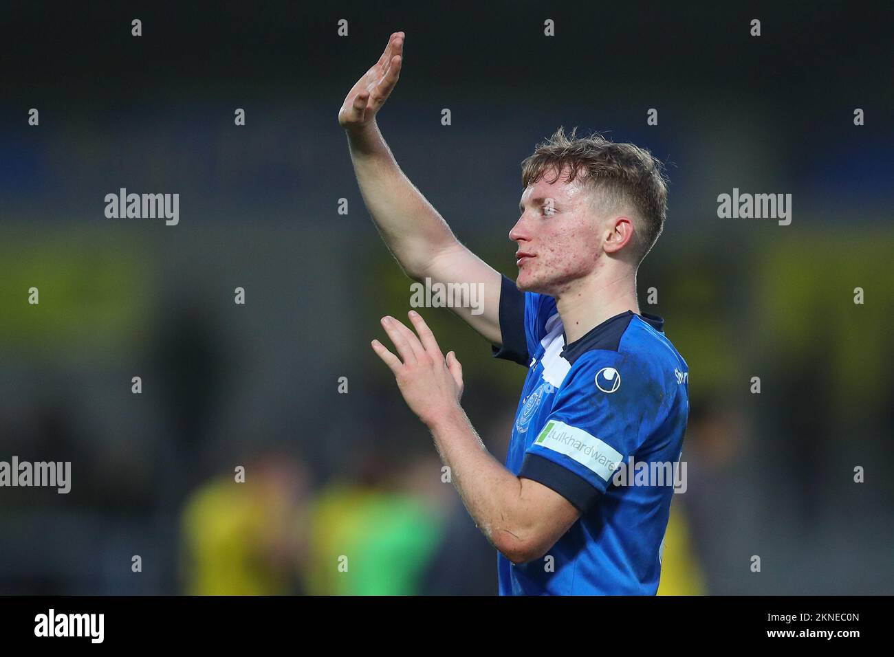 Burton Upon Trent, Royaume-Uni. 27th novembre 2022. Luke Russe #19 de Chippenham Town Waves aux fans après la coupe Emirates FA Round 2 Match Burton Albion vs Chippenham Town au stade Pirelli, Burton Upon Trent, Royaume-Uni, 27th novembre 2022 (photo de Gareth Evans/News Images) à Burton Upon Trent, Royaume-Uni le 11/27/2022. (Photo de Gareth Evans/News Images/Sipa USA) Credit: SIPA USA/Alay Live News Banque D'Images