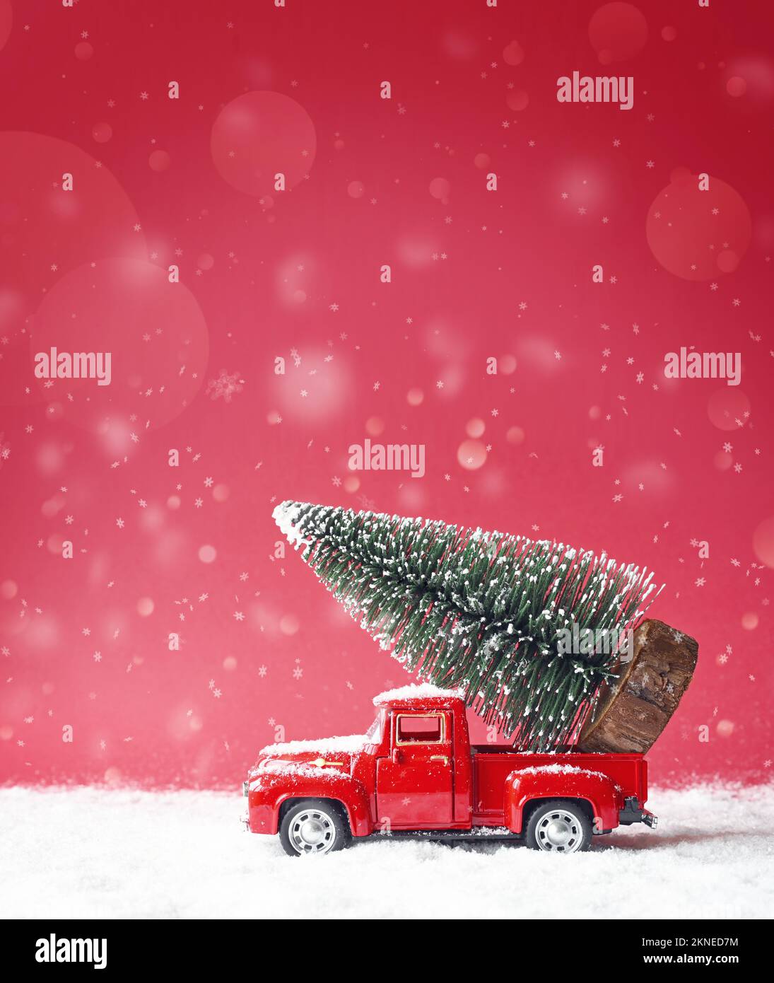 Arbre de Noël sur petite voiture. Célébration de Noël concept. Banque D'Images